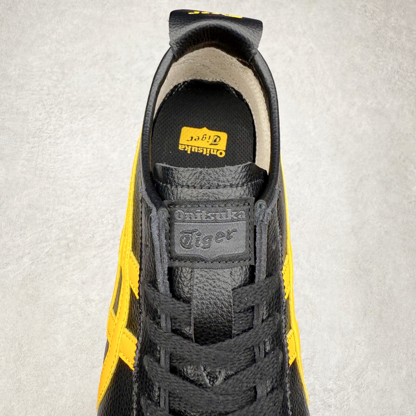 图片[5]-＃C版 Asics Onitsuka Tiger MEXICO 66 亚瑟士鬼冢虎复古经典板鞋 市场王者选手 海外订单工厂出品 长期生产补货永不断码 超成熟稳定的做工品控 原装全套纸板楦头开发 原汁原味 完美呈现版型 私模正确鞋底咬花纹路 一比一鞋头弧度高度鞋身弧度 绝不口嗨 细节品控鞋型随意秒杀市面 原档咬花纹路私模大底 一个单元有六个三角形 总体形拼接呈现花瓣状 官方四联吊牌 原装Ortholite轻量化鞋垫 原盒原配 质保卡 说明书 钢印防尘纸 纸板中底带钢印 乳胶组合鞋垫 支持全方位的对比专柜 产品从款式颜色造型上体现出追求舒适和细节的完美 鞋类更是推崇手工制作的严谨与完美 融舒适性与可穿性的设计风格 注重细节的完美和别致魅力 既保持稳重 又不失轻松的时尚感 尺码：36 37 37.5 38 39 39.5 40 40.5 41.5 42 42.5 43.5 44 45-选品中心