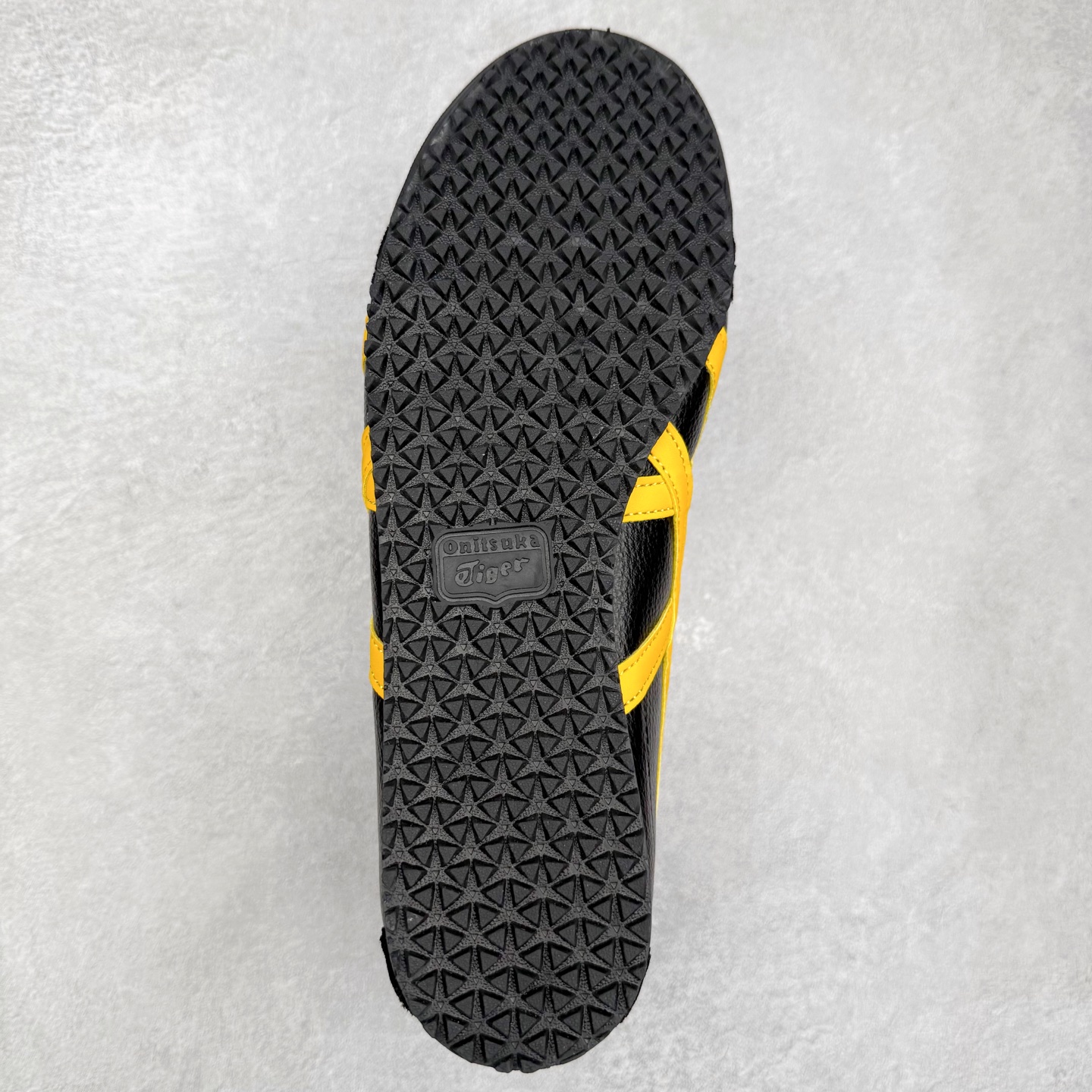 图片[9]-＃C版 Asics Onitsuka Tiger MEXICO 66 亚瑟士鬼冢虎复古经典板鞋 市场王者选手 海外订单工厂出品 长期生产补货永不断码 超成熟稳定的做工品控 原装全套纸板楦头开发 原汁原味 完美呈现版型 私模正确鞋底咬花纹路 一比一鞋头弧度高度鞋身弧度 绝不口嗨 细节品控鞋型随意秒杀市面 原档咬花纹路私模大底 一个单元有六个三角形 总体形拼接呈现花瓣状 官方四联吊牌 原装Ortholite轻量化鞋垫 原盒原配 质保卡 说明书 钢印防尘纸 纸板中底带钢印 乳胶组合鞋垫 支持全方位的对比专柜 产品从款式颜色造型上体现出追求舒适和细节的完美 鞋类更是推崇手工制作的严谨与完美 融舒适性与可穿性的设计风格 注重细节的完美和别致魅力 既保持稳重 又不失轻松的时尚感 尺码：36 37 37.5 38 39 39.5 40 40.5 41.5 42 42.5 43.5 44 45-选品中心