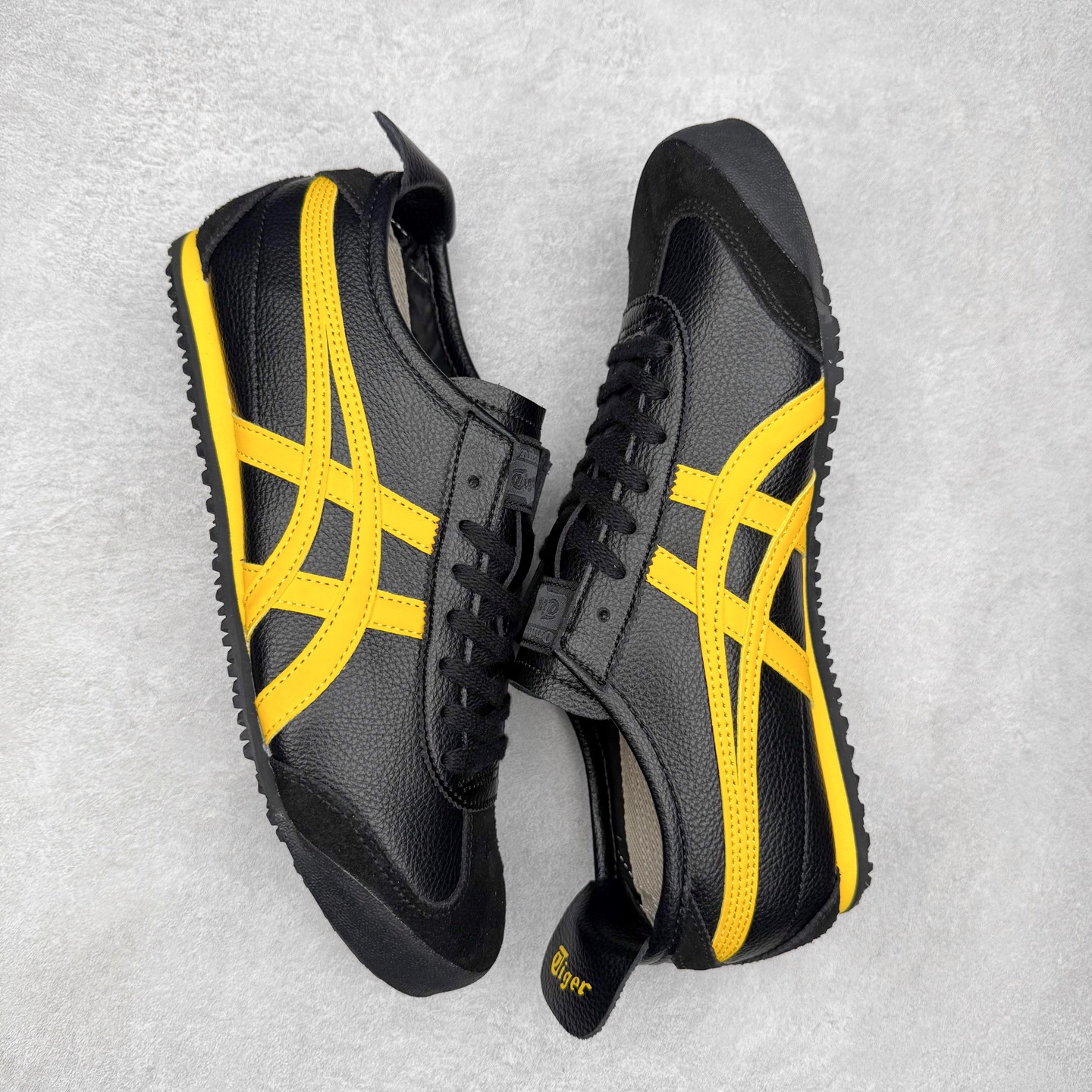 图片[3]-＃C版 Asics Onitsuka Tiger MEXICO 66 亚瑟士鬼冢虎复古经典板鞋 市场王者选手 海外订单工厂出品 长期生产补货永不断码 超成熟稳定的做工品控 原装全套纸板楦头开发 原汁原味 完美呈现版型 私模正确鞋底咬花纹路 一比一鞋头弧度高度鞋身弧度 绝不口嗨 细节品控鞋型随意秒杀市面 原档咬花纹路私模大底 一个单元有六个三角形 总体形拼接呈现花瓣状 官方四联吊牌 原装Ortholite轻量化鞋垫 原盒原配 质保卡 说明书 钢印防尘纸 纸板中底带钢印 乳胶组合鞋垫 支持全方位的对比专柜 产品从款式颜色造型上体现出追求舒适和细节的完美 鞋类更是推崇手工制作的严谨与完美 融舒适性与可穿性的设计风格 注重细节的完美和别致魅力 既保持稳重 又不失轻松的时尚感 尺码：36 37 37.5 38 39 39.5 40 40.5 41.5 42 42.5 43.5 44 45-选品中心