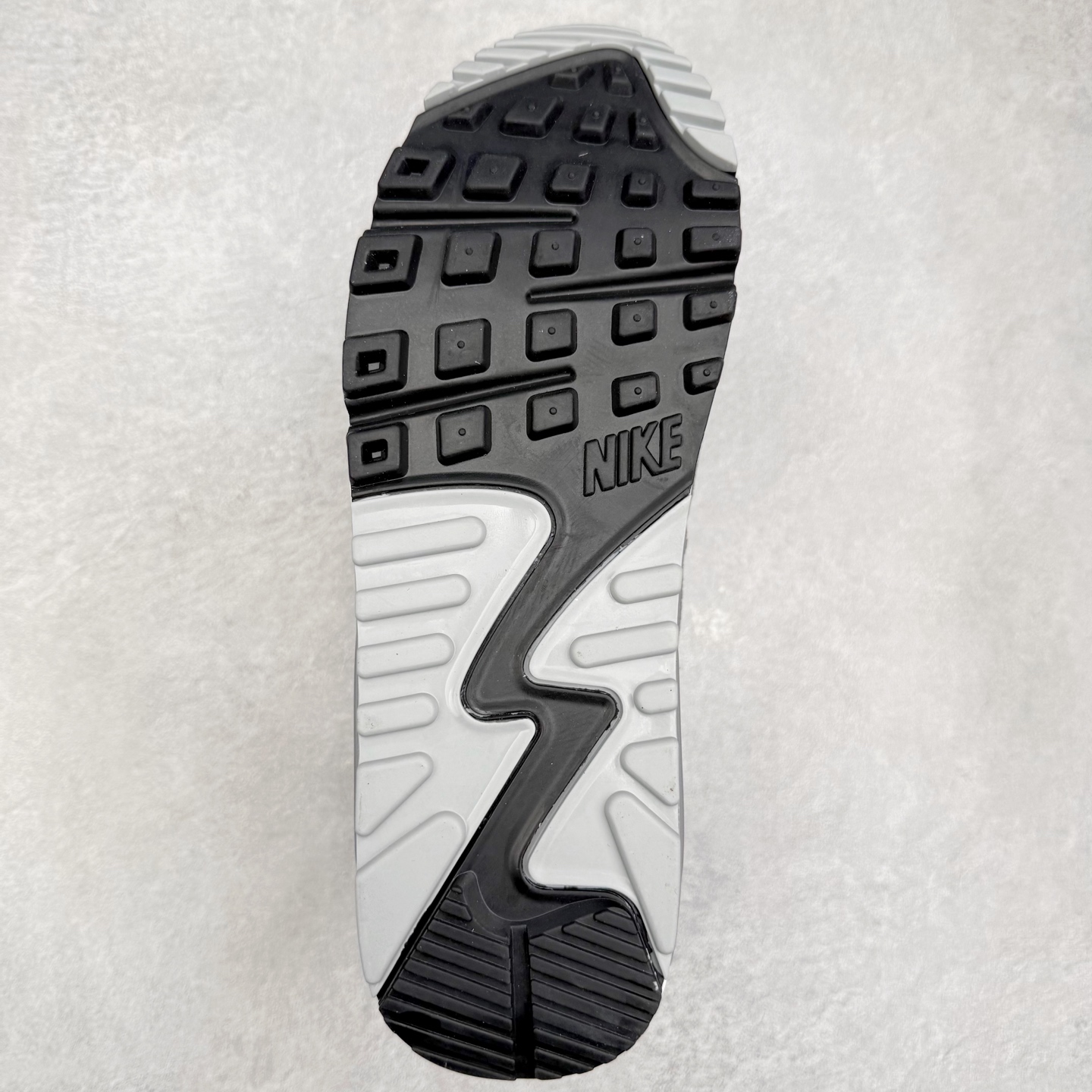 图片[9]-＃MX版 NK Air MAX 90 气垫复古减震跑步鞋 DA1641-001 经典重温 独家陆续补货 外单专供大厂出品 品质稳定 一百余色 终端操作 Air Max 90于1990年推出 来自Air Max系列 在Air Max 1的基础上改进而得 增加了气垫面积 外型上也更为流线 最特別的就是加入了菱纹塑胶嵌板 为Air Max 90增添了许多潮流气息 皮革鞋面 造就出色耐穿性和支撑力 Max Air缓震配置搭配泡棉中底 令Air Max 90轻盈而舒适 华夫格橡胶外底 铸就Air Max 90非凡的抓地力 而Air Max 90不仅是一双跑鞋 它成功跨越了时间的演进 成为了球鞋文化与潮流圈中最熟为人知的鞋款之一 尺码：36 36.5 37.5 38 38.5 39 40 40.5 41 42 42.5 43 44 44.5 45-选品中心