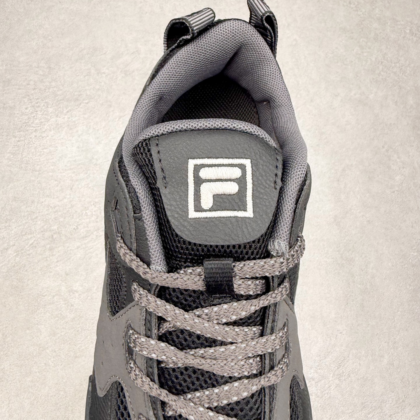 图片[5]-FILA斐乐 STEP 彩石鞋 复古运动百搭时尚舒适 耐磨 低帮 生活休闲鞋 女款 FUSION 系列传承了 FILA 的百年基因，融入年轻运动及潮流文化，成为引领变革、创新突破的一代。以“1+N” 的跨界合作模式重现经典的同时创造经典。带来最出其不意的跨界合作惊喜。同时，FILAFUSION把FILA 的 DNA 融入到定制体验里，你可以随心制造厲于你的产品。FILA FUSION 的鞋家族涵盖了老爹鞋、跑步鞋、网球鞋、季节款。风格复古新潮，满足了时尚人士出行及各类运动的搭配需求，成为当下年轻人筷拥的鞋类品牌之一。FILA FUSION 走进年轻人的世界，通过年轻人运动，街舞，滑板，篮球，展现 FILA FUSION 的潮流态度和年轻文化。FILA FUSION 认为末来属于引领变革、创新突破的年轻一代，让我们一起构成 FILA 未来的蓝图吧！尺码：35.5 36 36.5 37.5 38 38.5 39 40-选品中心