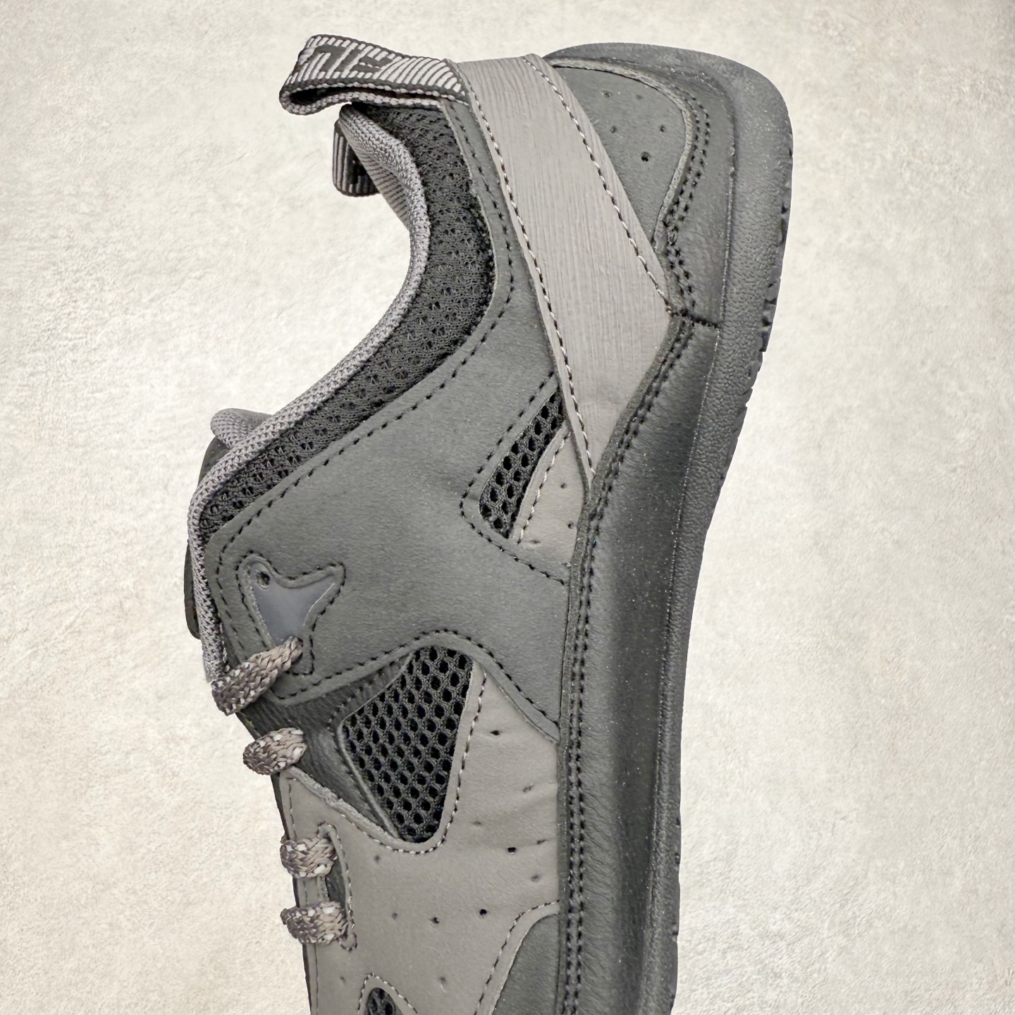 图片[7]-FILA斐乐 STEP 彩石鞋 复古运动百搭时尚舒适 耐磨 低帮 生活休闲鞋 女款 FUSION 系列传承了 FILA 的百年基因，融入年轻运动及潮流文化，成为引领变革、创新突破的一代。以“1+N” 的跨界合作模式重现经典的同时创造经典。带来最出其不意的跨界合作惊喜。同时，FILAFUSION把FILA 的 DNA 融入到定制体验里，你可以随心制造厲于你的产品。FILA FUSION 的鞋家族涵盖了老爹鞋、跑步鞋、网球鞋、季节款。风格复古新潮，满足了时尚人士出行及各类运动的搭配需求，成为当下年轻人筷拥的鞋类品牌之一。FILA FUSION 走进年轻人的世界，通过年轻人运动，街舞，滑板，篮球，展现 FILA FUSION 的潮流态度和年轻文化。FILA FUSION 认为末来属于引领变革、创新突破的年轻一代，让我们一起构成 FILA 未来的蓝图吧！尺码：35.5 36 36.5 37.5 38 38.5 39 40-选品中心