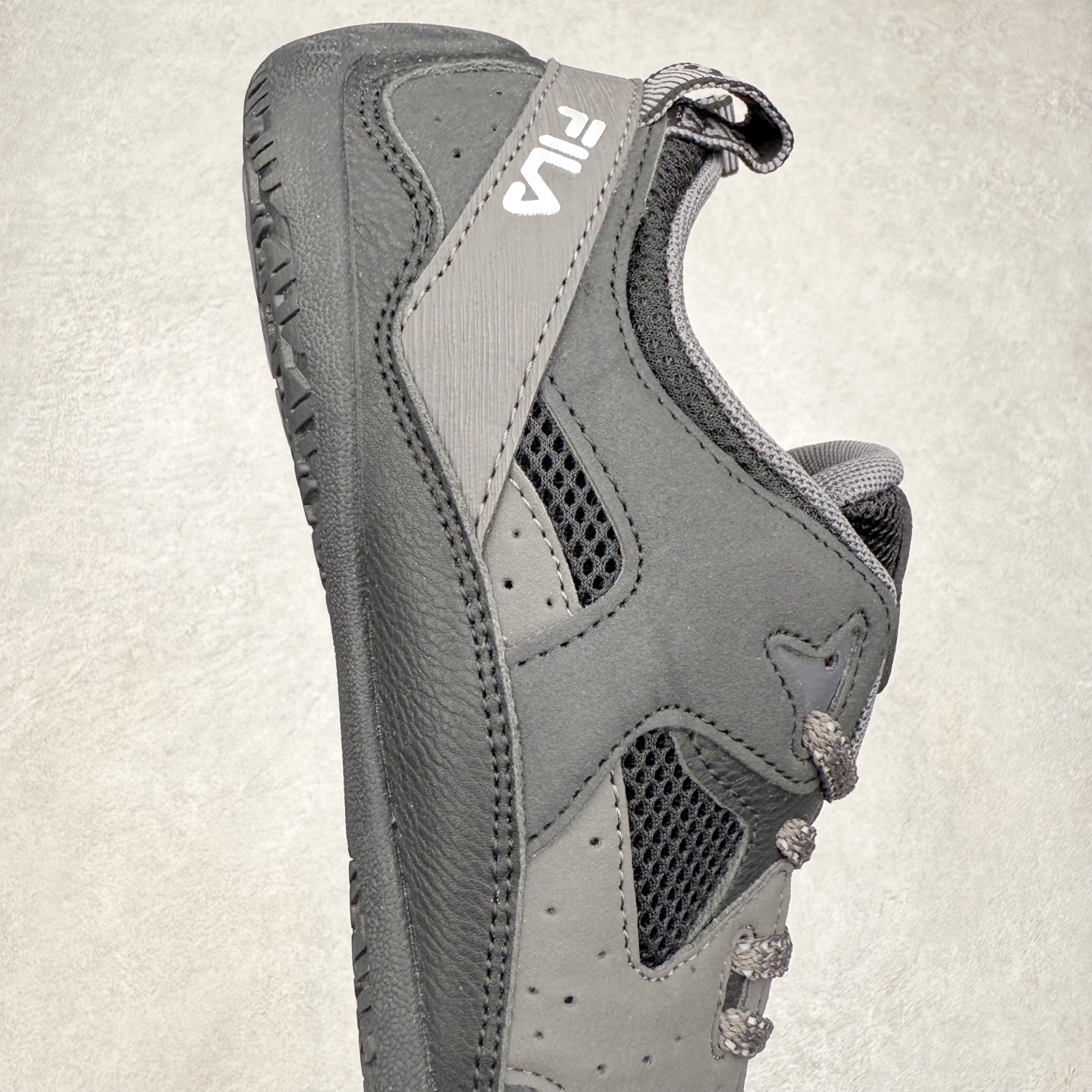 图片[6]-FILA斐乐 STEP 彩石鞋 复古运动百搭时尚舒适 耐磨 低帮 生活休闲鞋 女款 FUSION 系列传承了 FILA 的百年基因，融入年轻运动及潮流文化，成为引领变革、创新突破的一代。以“1+N” 的跨界合作模式重现经典的同时创造经典。带来最出其不意的跨界合作惊喜。同时，FILAFUSION把FILA 的 DNA 融入到定制体验里，你可以随心制造厲于你的产品。FILA FUSION 的鞋家族涵盖了老爹鞋、跑步鞋、网球鞋、季节款。风格复古新潮，满足了时尚人士出行及各类运动的搭配需求，成为当下年轻人筷拥的鞋类品牌之一。FILA FUSION 走进年轻人的世界，通过年轻人运动，街舞，滑板，篮球，展现 FILA FUSION 的潮流态度和年轻文化。FILA FUSION 认为末来属于引领变革、创新突破的年轻一代，让我们一起构成 FILA 未来的蓝图吧！尺码：35.5 36 36.5 37.5 38 38.5 39 40-选品中心