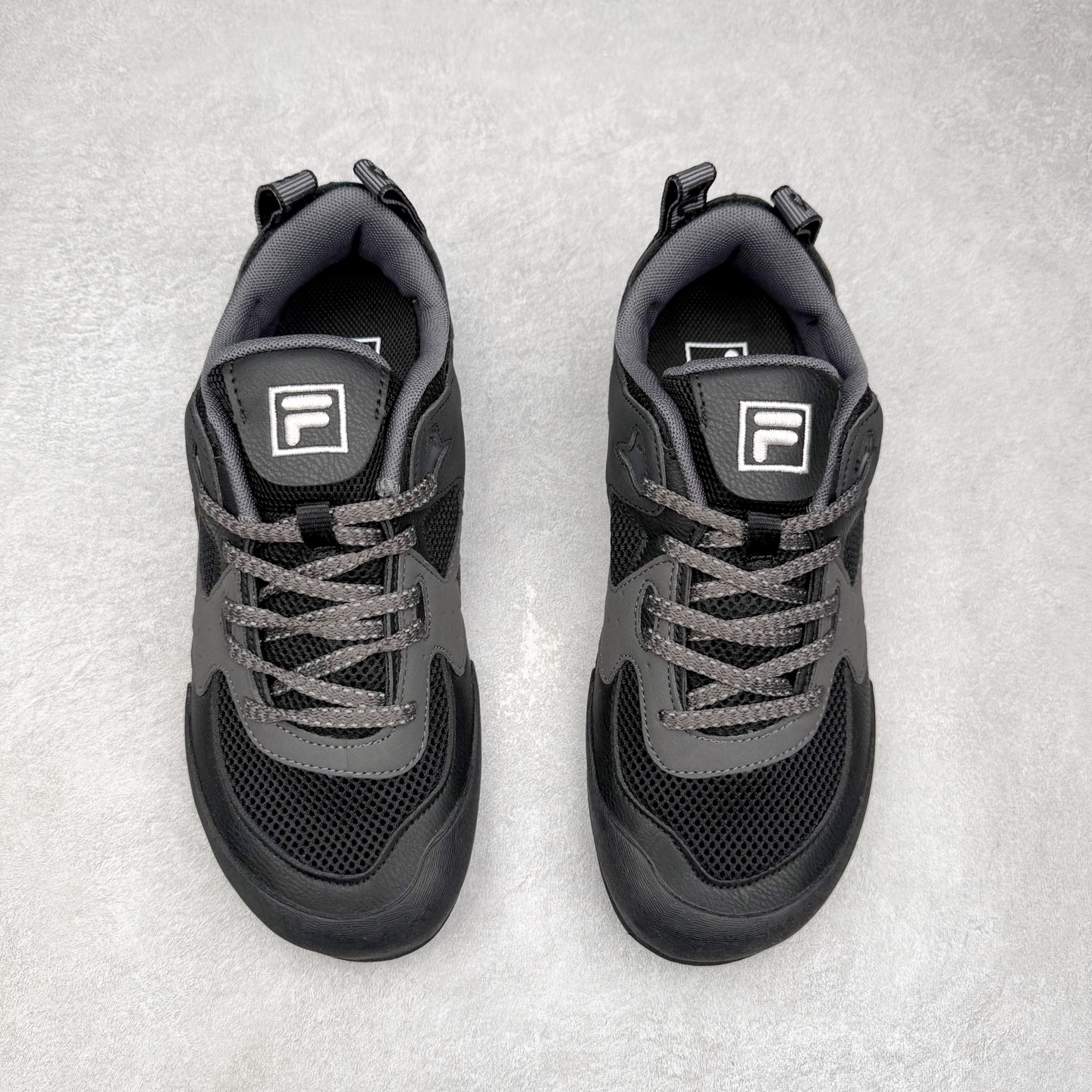 图片[2]-FILA斐乐 STEP 彩石鞋 复古运动百搭时尚舒适 耐磨 低帮 生活休闲鞋 女款 FUSION 系列传承了 FILA 的百年基因，融入年轻运动及潮流文化，成为引领变革、创新突破的一代。以“1+N” 的跨界合作模式重现经典的同时创造经典。带来最出其不意的跨界合作惊喜。同时，FILAFUSION把FILA 的 DNA 融入到定制体验里，你可以随心制造厲于你的产品。FILA FUSION 的鞋家族涵盖了老爹鞋、跑步鞋、网球鞋、季节款。风格复古新潮，满足了时尚人士出行及各类运动的搭配需求，成为当下年轻人筷拥的鞋类品牌之一。FILA FUSION 走进年轻人的世界，通过年轻人运动，街舞，滑板，篮球，展现 FILA FUSION 的潮流态度和年轻文化。FILA FUSION 认为末来属于引领变革、创新突破的年轻一代，让我们一起构成 FILA 未来的蓝图吧！尺码：35.5 36 36.5 37.5 38 38.5 39 40-选品中心