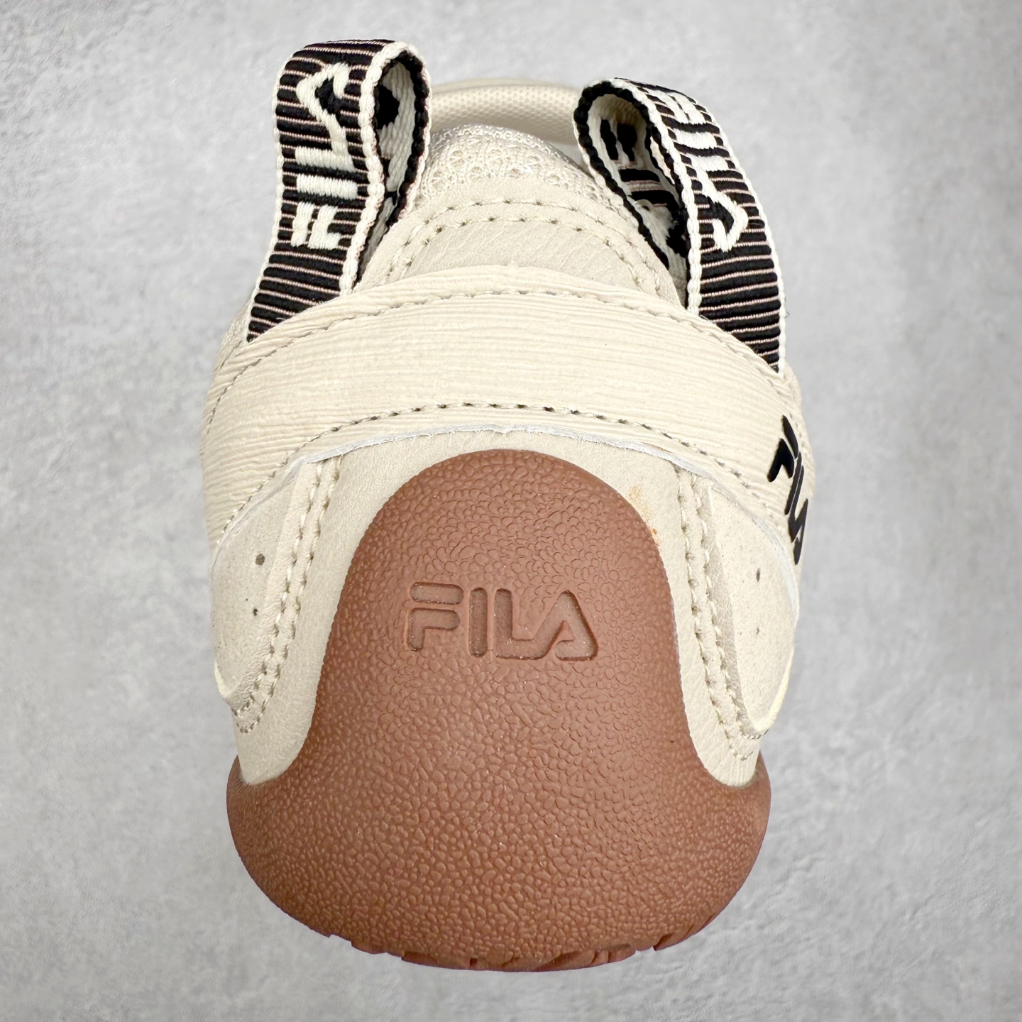 图片[8]-FILA斐乐 STEP 彩石鞋 复古运动百搭时尚舒适 耐磨 低帮 生活休闲鞋 女款 FUSION 系列传承了 FILA 的百年基因，融入年轻运动及潮流文化，成为引领变革、创新突破的一代。以“1+N” 的跨界合作模式重现经典的同时创造经典。带来最出其不意的跨界合作惊喜。同时，FILAFUSION把FILA 的 DNA 融入到定制体验里，你可以随心制造厲于你的产品。FILA FUSION 的鞋家族涵盖了老爹鞋、跑步鞋、网球鞋、季节款。风格复古新潮，满足了时尚人士出行及各类运动的搭配需求，成为当下年轻人筷拥的鞋类品牌之一。FILA FUSION 走进年轻人的世界，通过年轻人运动，街舞，滑板，篮球，展现 FILA FUSION 的潮流态度和年轻文化。FILA FUSION 认为末来属于引领变革、创新突破的年轻一代，让我们一起构成 FILA 未来的蓝图吧！尺码：35.5 36 36.5 37.5 38 38.5 39 40-选品中心