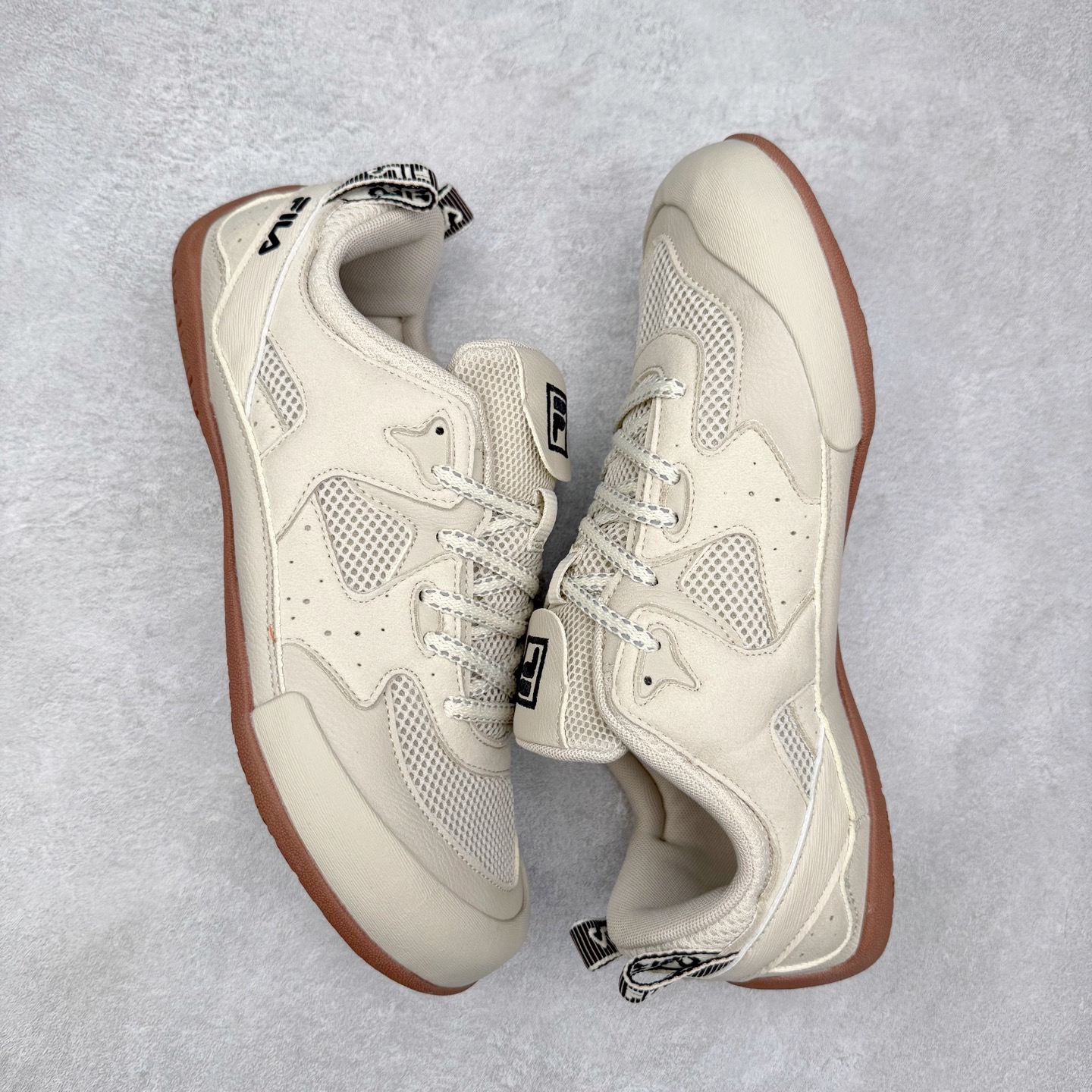 图片[3]-FILA斐乐 STEP 彩石鞋 复古运动百搭时尚舒适 耐磨 低帮 生活休闲鞋 女款 FUSION 系列传承了 FILA 的百年基因，融入年轻运动及潮流文化，成为引领变革、创新突破的一代。以“1+N” 的跨界合作模式重现经典的同时创造经典。带来最出其不意的跨界合作惊喜。同时，FILAFUSION把FILA 的 DNA 融入到定制体验里，你可以随心制造厲于你的产品。FILA FUSION 的鞋家族涵盖了老爹鞋、跑步鞋、网球鞋、季节款。风格复古新潮，满足了时尚人士出行及各类运动的搭配需求，成为当下年轻人筷拥的鞋类品牌之一。FILA FUSION 走进年轻人的世界，通过年轻人运动，街舞，滑板，篮球，展现 FILA FUSION 的潮流态度和年轻文化。FILA FUSION 认为末来属于引领变革、创新突破的年轻一代，让我们一起构成 FILA 未来的蓝图吧！尺码：35.5 36 36.5 37.5 38 38.5 39 40-选品中心