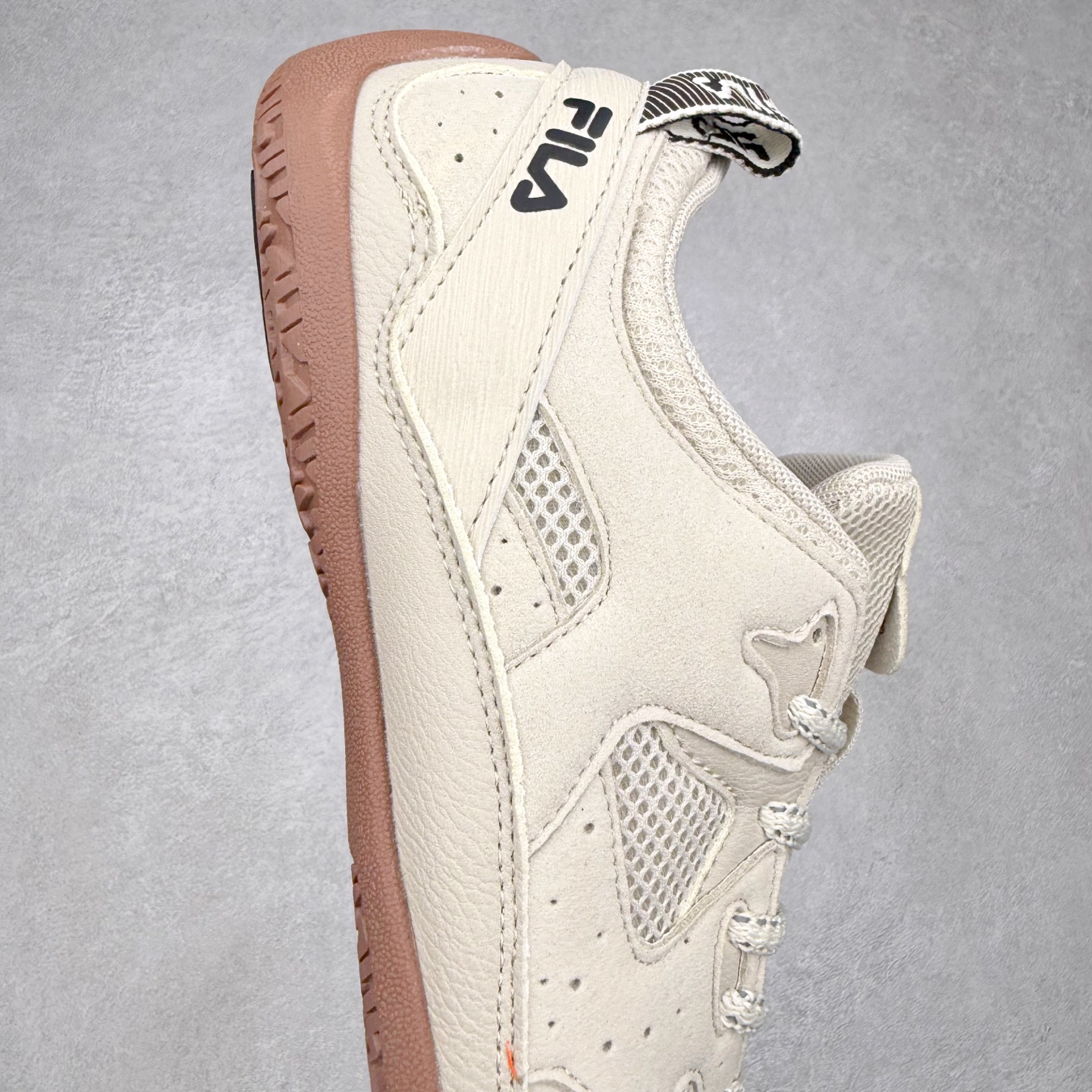 图片[6]-FILA斐乐 STEP 彩石鞋 复古运动百搭时尚舒适 耐磨 低帮 生活休闲鞋 女款 FUSION 系列传承了 FILA 的百年基因，融入年轻运动及潮流文化，成为引领变革、创新突破的一代。以“1+N” 的跨界合作模式重现经典的同时创造经典。带来最出其不意的跨界合作惊喜。同时，FILAFUSION把FILA 的 DNA 融入到定制体验里，你可以随心制造厲于你的产品。FILA FUSION 的鞋家族涵盖了老爹鞋、跑步鞋、网球鞋、季节款。风格复古新潮，满足了时尚人士出行及各类运动的搭配需求，成为当下年轻人筷拥的鞋类品牌之一。FILA FUSION 走进年轻人的世界，通过年轻人运动，街舞，滑板，篮球，展现 FILA FUSION 的潮流态度和年轻文化。FILA FUSION 认为末来属于引领变革、创新突破的年轻一代，让我们一起构成 FILA 未来的蓝图吧！尺码：35.5 36 36.5 37.5 38 38.5 39 40-选品中心