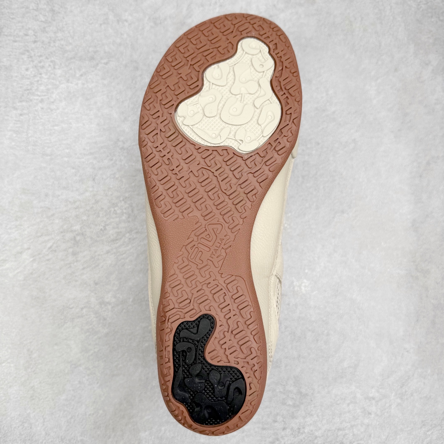 图片[9]-FILA斐乐 STEP 彩石鞋 复古运动百搭时尚舒适 耐磨 低帮 生活休闲鞋 女款 FUSION 系列传承了 FILA 的百年基因，融入年轻运动及潮流文化，成为引领变革、创新突破的一代。以“1+N” 的跨界合作模式重现经典的同时创造经典。带来最出其不意的跨界合作惊喜。同时，FILAFUSION把FILA 的 DNA 融入到定制体验里，你可以随心制造厲于你的产品。FILA FUSION 的鞋家族涵盖了老爹鞋、跑步鞋、网球鞋、季节款。风格复古新潮，满足了时尚人士出行及各类运动的搭配需求，成为当下年轻人筷拥的鞋类品牌之一。FILA FUSION 走进年轻人的世界，通过年轻人运动，街舞，滑板，篮球，展现 FILA FUSION 的潮流态度和年轻文化。FILA FUSION 认为末来属于引领变革、创新突破的年轻一代，让我们一起构成 FILA 未来的蓝图吧！尺码：35.5 36 36.5 37.5 38 38.5 39 40-选品中心