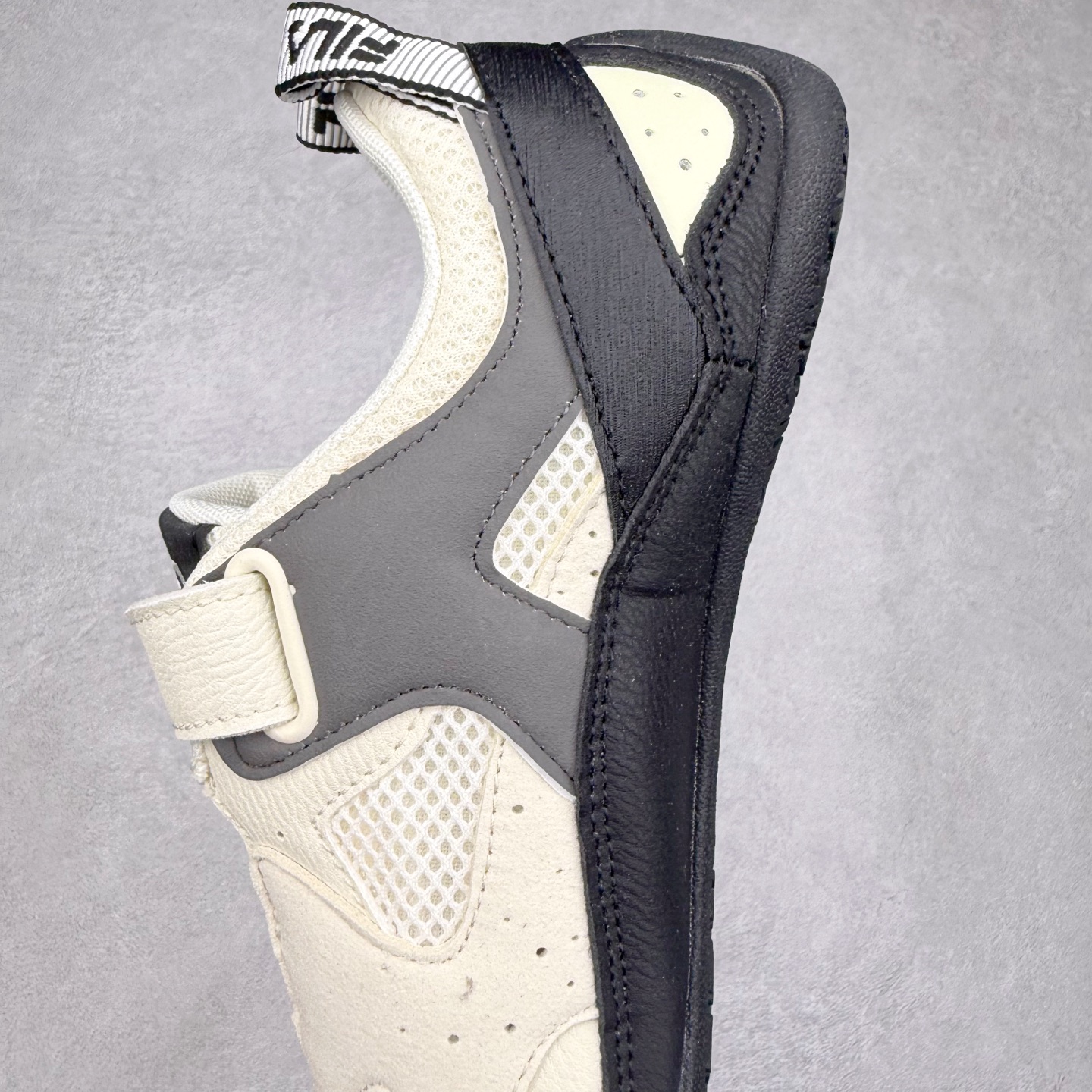 图片[7]-FILA斐乐 STEP 彩石鞋 复古运动百搭时尚舒适 耐磨 低帮 生活休闲鞋 女款 FUSION 系列传承了 FILA 的百年基因，融入年轻运动及潮流文化，成为引领变革、创新突破的一代。以“1+N” 的跨界合作模式重现经典的同时创造经典。带来最出其不意的跨界合作惊喜。同时，FILAFUSION把FILA 的 DNA 融入到定制体验里，你可以随心制造厲于你的产品。FILA FUSION 的鞋家族涵盖了老爹鞋、跑步鞋、网球鞋、季节款。风格复古新潮，满足了时尚人士出行及各类运动的搭配需求，成为当下年轻人筷拥的鞋类品牌之一。FILA FUSION 走进年轻人的世界，通过年轻人运动，街舞，滑板，篮球，展现 FILA FUSION 的潮流态度和年轻文化。FILA FUSION 认为末来属于引领变革、创新突破的年轻一代，让我们一起构成 FILA 未来的蓝图吧！尺码：35.5 36 36.5 37.5 38 38.5 39 40-选品中心