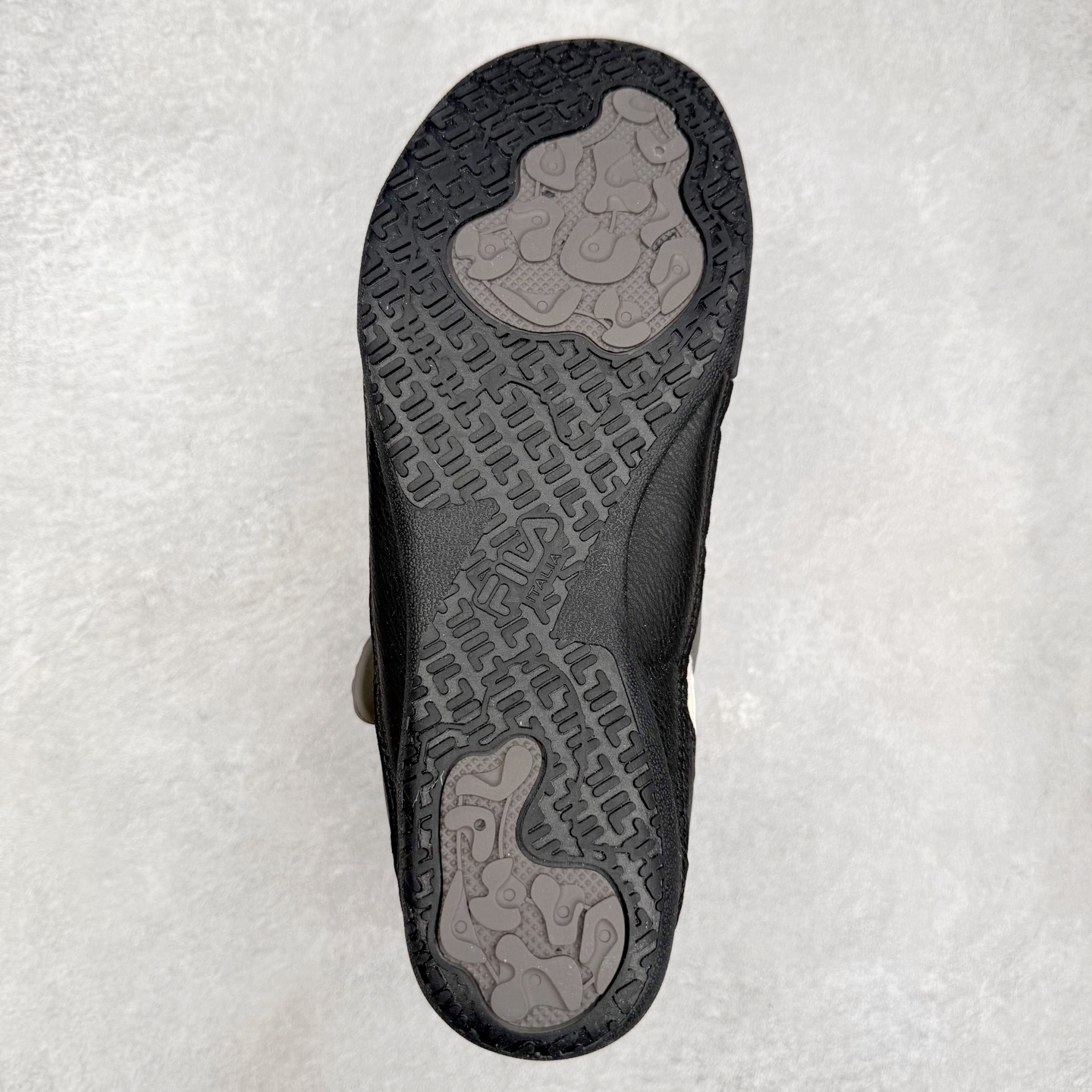 图片[9]-FILA斐乐 STEP 彩石鞋 复古运动百搭时尚舒适 耐磨 低帮 生活休闲鞋 女款 FUSION 系列传承了 FILA 的百年基因，融入年轻运动及潮流文化，成为引领变革、创新突破的一代。以“1+N” 的跨界合作模式重现经典的同时创造经典。带来最出其不意的跨界合作惊喜。同时，FILAFUSION把FILA 的 DNA 融入到定制体验里，你可以随心制造厲于你的产品。FILA FUSION 的鞋家族涵盖了老爹鞋、跑步鞋、网球鞋、季节款。风格复古新潮，满足了时尚人士出行及各类运动的搭配需求，成为当下年轻人筷拥的鞋类品牌之一。FILA FUSION 走进年轻人的世界，通过年轻人运动，街舞，滑板，篮球，展现 FILA FUSION 的潮流态度和年轻文化。FILA FUSION 认为末来属于引领变革、创新突破的年轻一代，让我们一起构成 FILA 未来的蓝图吧！尺码：35.5 36 36.5 37.5 38 38.5 39 40-选品中心