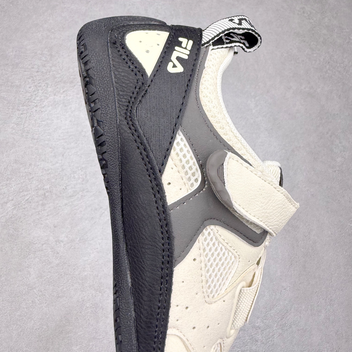 图片[6]-FILA斐乐 STEP 彩石鞋 复古运动百搭时尚舒适 耐磨 低帮 生活休闲鞋 女款 FUSION 系列传承了 FILA 的百年基因，融入年轻运动及潮流文化，成为引领变革、创新突破的一代。以“1+N” 的跨界合作模式重现经典的同时创造经典。带来最出其不意的跨界合作惊喜。同时，FILAFUSION把FILA 的 DNA 融入到定制体验里，你可以随心制造厲于你的产品。FILA FUSION 的鞋家族涵盖了老爹鞋、跑步鞋、网球鞋、季节款。风格复古新潮，满足了时尚人士出行及各类运动的搭配需求，成为当下年轻人筷拥的鞋类品牌之一。FILA FUSION 走进年轻人的世界，通过年轻人运动，街舞，滑板，篮球，展现 FILA FUSION 的潮流态度和年轻文化。FILA FUSION 认为末来属于引领变革、创新突破的年轻一代，让我们一起构成 FILA 未来的蓝图吧！尺码：35.5 36 36.5 37.5 38 38.5 39 40-选品中心