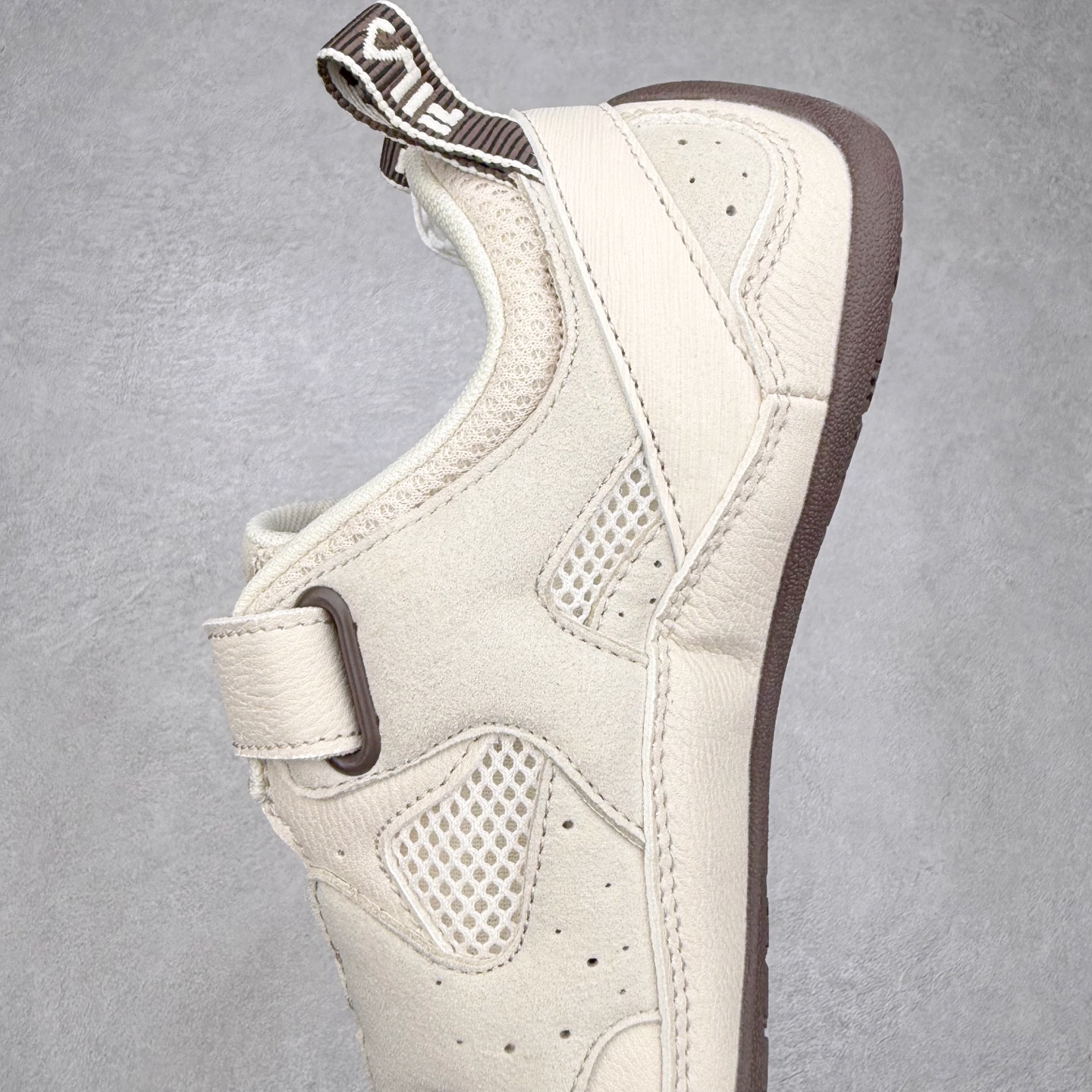 图片[7]-FILA斐乐 STEP 彩石鞋 复古运动百搭时尚舒适 耐磨 低帮 生活休闲鞋 女款 FUSION 系列传承了 FILA 的百年基因，融入年轻运动及潮流文化，成为引领变革、创新突破的一代。以“1+N” 的跨界合作模式重现经典的同时创造经典。带来最出其不意的跨界合作惊喜。同时，FILAFUSION把FILA 的 DNA 融入到定制体验里，你可以随心制造厲于你的产品。FILA FUSION 的鞋家族涵盖了老爹鞋、跑步鞋、网球鞋、季节款。风格复古新潮，满足了时尚人士出行及各类运动的搭配需求，成为当下年轻人筷拥的鞋类品牌之一。FILA FUSION 走进年轻人的世界，通过年轻人运动，街舞，滑板，篮球，展现 FILA FUSION 的潮流态度和年轻文化。FILA FUSION 认为末来属于引领变革、创新突破的年轻一代，让我们一起构成 FILA 未来的蓝图吧！尺码：35.5 36 36.5 37.5 38 38.5 39 40-选品中心