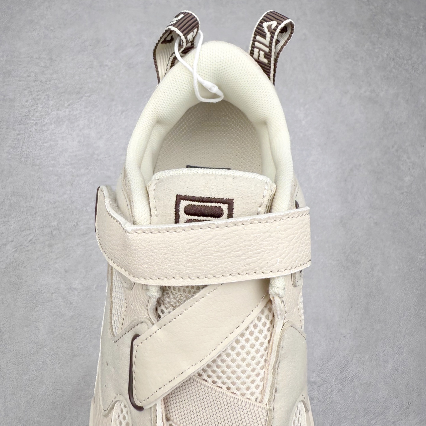 图片[5]-FILA斐乐 STEP 彩石鞋 复古运动百搭时尚舒适 耐磨 低帮 生活休闲鞋 女款 FUSION 系列传承了 FILA 的百年基因，融入年轻运动及潮流文化，成为引领变革、创新突破的一代。以“1+N” 的跨界合作模式重现经典的同时创造经典。带来最出其不意的跨界合作惊喜。同时，FILAFUSION把FILA 的 DNA 融入到定制体验里，你可以随心制造厲于你的产品。FILA FUSION 的鞋家族涵盖了老爹鞋、跑步鞋、网球鞋、季节款。风格复古新潮，满足了时尚人士出行及各类运动的搭配需求，成为当下年轻人筷拥的鞋类品牌之一。FILA FUSION 走进年轻人的世界，通过年轻人运动，街舞，滑板，篮球，展现 FILA FUSION 的潮流态度和年轻文化。FILA FUSION 认为末来属于引领变革、创新突破的年轻一代，让我们一起构成 FILA 未来的蓝图吧！尺码：35.5 36 36.5 37.5 38 38.5 39 40-选品中心