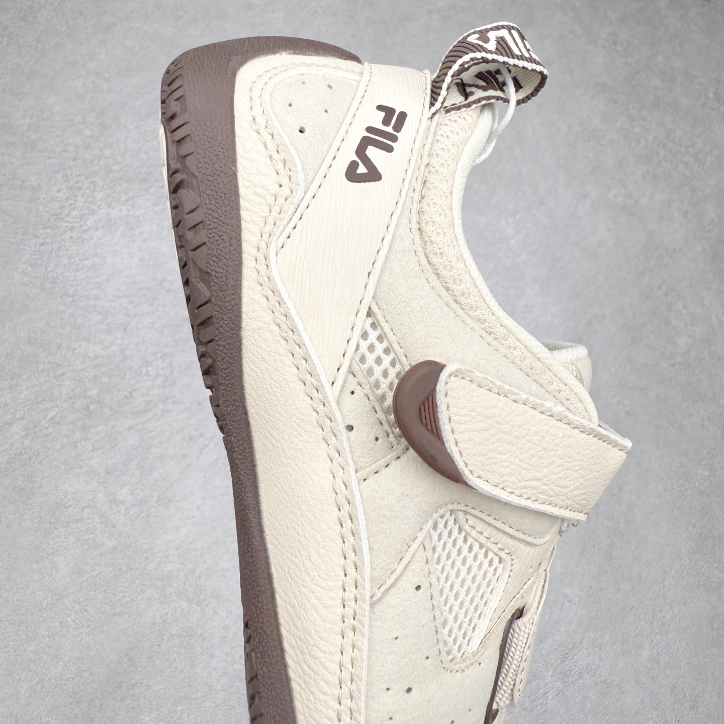 图片[6]-FILA斐乐 STEP 彩石鞋 复古运动百搭时尚舒适 耐磨 低帮 生活休闲鞋 女款 FUSION 系列传承了 FILA 的百年基因，融入年轻运动及潮流文化，成为引领变革、创新突破的一代。以“1+N” 的跨界合作模式重现经典的同时创造经典。带来最出其不意的跨界合作惊喜。同时，FILAFUSION把FILA 的 DNA 融入到定制体验里，你可以随心制造厲于你的产品。FILA FUSION 的鞋家族涵盖了老爹鞋、跑步鞋、网球鞋、季节款。风格复古新潮，满足了时尚人士出行及各类运动的搭配需求，成为当下年轻人筷拥的鞋类品牌之一。FILA FUSION 走进年轻人的世界，通过年轻人运动，街舞，滑板，篮球，展现 FILA FUSION 的潮流态度和年轻文化。FILA FUSION 认为末来属于引领变革、创新突破的年轻一代，让我们一起构成 FILA 未来的蓝图吧！尺码：35.5 36 36.5 37.5 38 38.5 39 40-选品中心