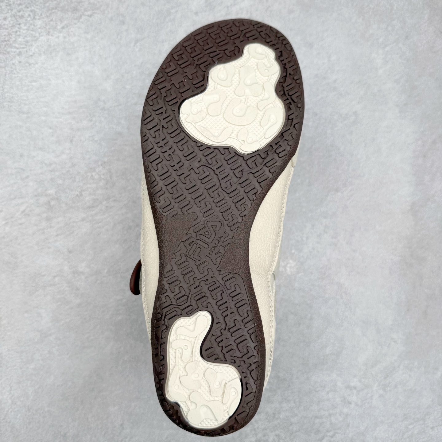 图片[9]-FILA斐乐 STEP 彩石鞋 复古运动百搭时尚舒适 耐磨 低帮 生活休闲鞋 女款 FUSION 系列传承了 FILA 的百年基因，融入年轻运动及潮流文化，成为引领变革、创新突破的一代。以“1+N” 的跨界合作模式重现经典的同时创造经典。带来最出其不意的跨界合作惊喜。同时，FILAFUSION把FILA 的 DNA 融入到定制体验里，你可以随心制造厲于你的产品。FILA FUSION 的鞋家族涵盖了老爹鞋、跑步鞋、网球鞋、季节款。风格复古新潮，满足了时尚人士出行及各类运动的搭配需求，成为当下年轻人筷拥的鞋类品牌之一。FILA FUSION 走进年轻人的世界，通过年轻人运动，街舞，滑板，篮球，展现 FILA FUSION 的潮流态度和年轻文化。FILA FUSION 认为末来属于引领变革、创新突破的年轻一代，让我们一起构成 FILA 未来的蓝图吧！尺码：35.5 36 36.5 37.5 38 38.5 39 40-选品中心