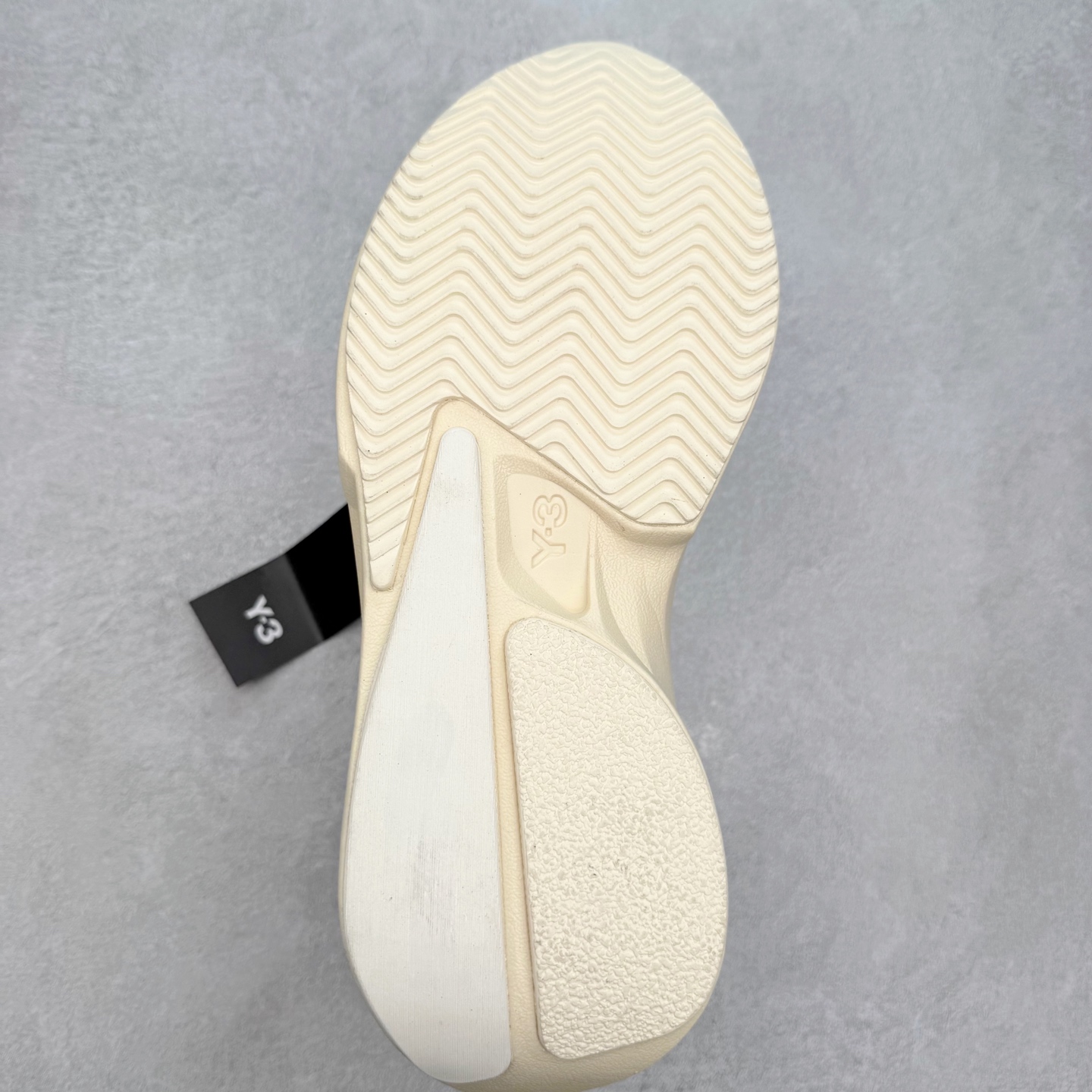 图片[9]-Y-3 皮革绒面革 百搭时尚 防滑 低帮 生活休闲鞋 男女同款 实拍调校N版已经零色差零失真 百分百还原实物色彩所见即所得 不存在货不对板色差等低级问题 选购参考实物拍摄 不混卖不参货 只用心做好货严格选品 承诺混一赔十 尺码：36 36.5 37.5 38 38.5 39 40 40.5 41 42 42.5 43 44 44.5 45-选品中心