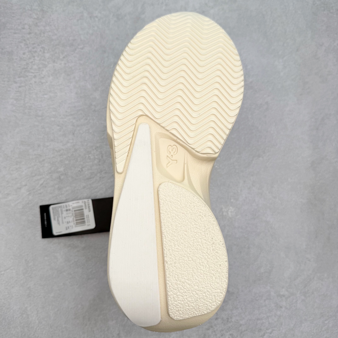 图片[9]-Y-3 皮革绒面革 百搭时尚 防滑 低帮 生活休闲鞋 男女同款 实拍调校N版已经零色差零失真 百分百还原实物色彩所见即所得 不存在货不对板色差等低级问题 选购参考实物拍摄 不混卖不参货 只用心做好货严格选品 承诺混一赔十 尺码：36 36.5 37.5 38 38.5 39 40 40.5 41 42 42.5 43 44 44.5 45-选品中心