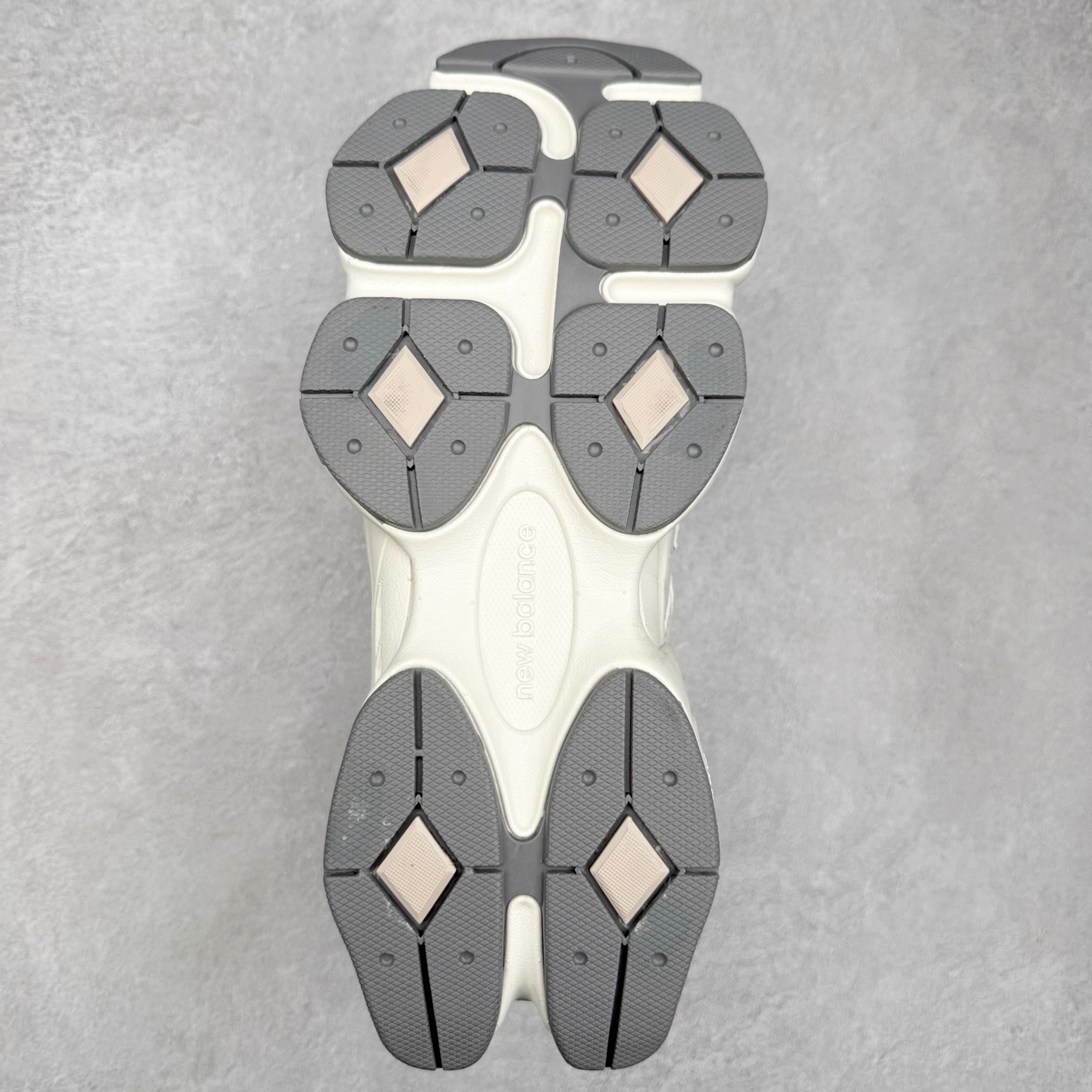 图片[9]-＃TG纯原特价福利 New Balance NB9060系列 新百伦绒面革网布经典百搭防滑耐磨透气低帮生活休闲鞋 全套原楦原纸板原厂数据开发 进口三明治网面 原装进口翻毛皮料正确绒感卡色 正确中底拉帮中底网布细节 原厂标裁 带紫光防伪 定制后跟透明水晶模块 冲裁组合 大底贴合程度胶水上色把控完美 整洁度挑战全网艺术家 多道序QC把关品质完善 匠心打造 耗时两个月开发完成 工艺极其复杂难度可想而知 新开独立私模大底 全网唯一正确六层组合大底 高端零售专供产物 尺码：36 37 37.5 38 38.5 39 40 40.5 41 42 42.5 43 44 45 46.5-选品中心