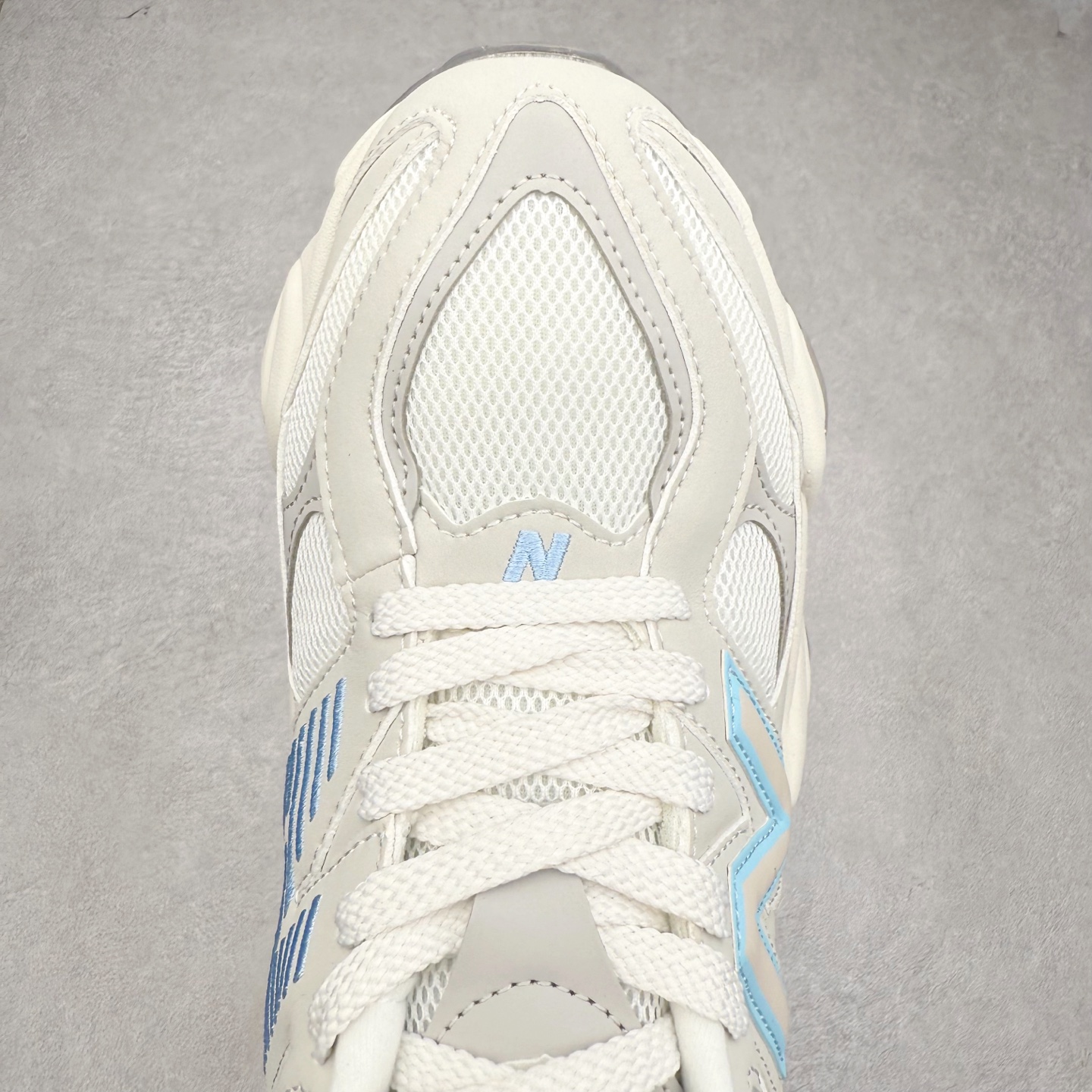 图片[4]-＃TG纯原特价福利 New Balance NB9060系列 新百伦绒面革网布经典百搭防滑耐磨透气低帮生活休闲鞋 全套原楦原纸板原厂数据开发 进口三明治网面 原装进口翻毛皮料正确绒感卡色 正确中底拉帮中底网布细节 原厂标裁 带紫光防伪 定制后跟透明水晶模块 冲裁组合 大底贴合程度胶水上色把控完美 整洁度挑战全网艺术家 多道序QC把关品质完善 匠心打造 耗时两个月开发完成 工艺极其复杂难度可想而知 新开独立私模大底 全网唯一正确六层组合大底 高端零售专供产物 尺码：36 37 37.5 38 38.5 39 40 40.5 41 42 42.5 43 44 45 46.5-选品中心