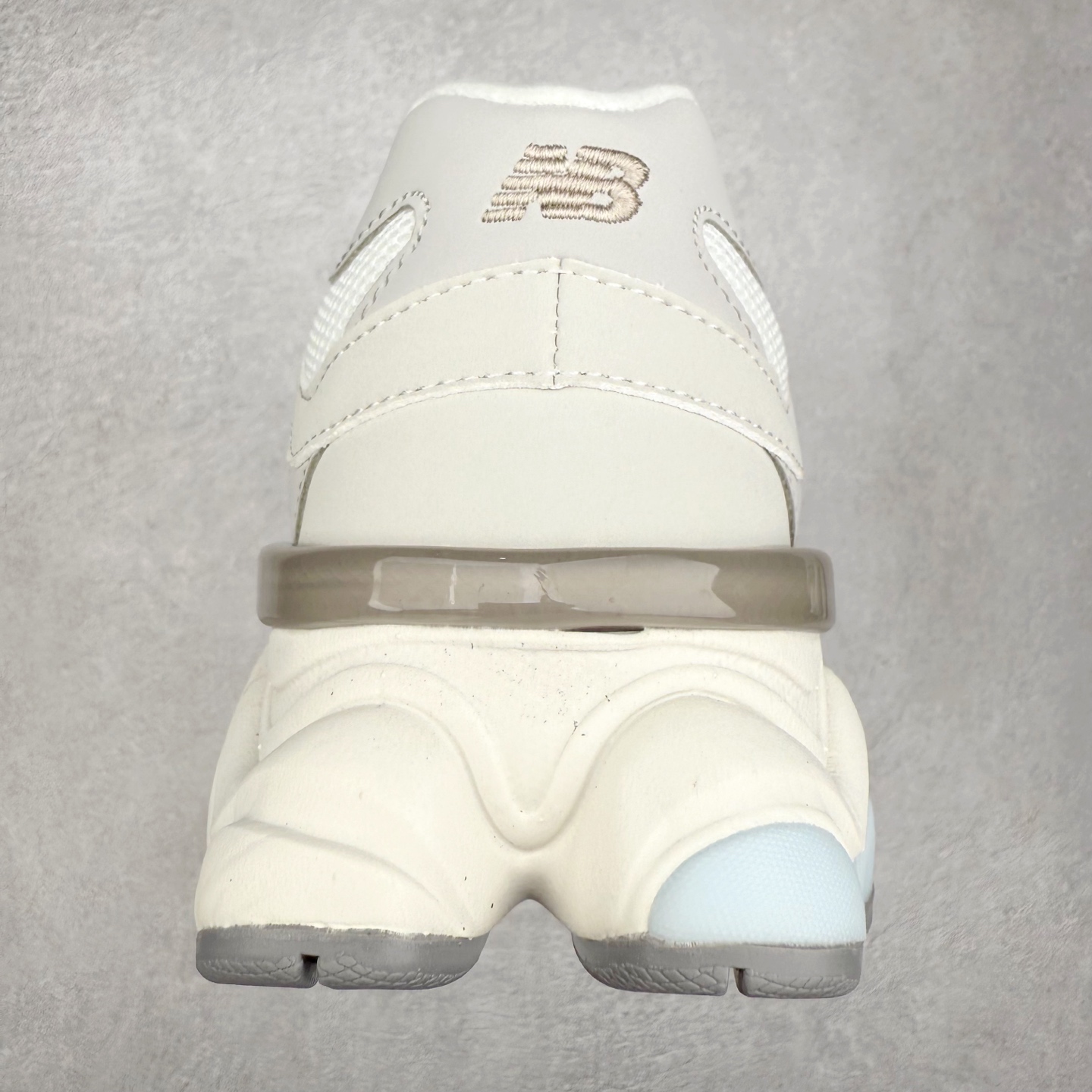 图片[8]-＃TG纯原特价福利 New Balance NB9060系列 新百伦绒面革网布经典百搭防滑耐磨透气低帮生活休闲鞋 全套原楦原纸板原厂数据开发 进口三明治网面 原装进口翻毛皮料正确绒感卡色 正确中底拉帮中底网布细节 原厂标裁 带紫光防伪 定制后跟透明水晶模块 冲裁组合 大底贴合程度胶水上色把控完美 整洁度挑战全网艺术家 多道序QC把关品质完善 匠心打造 耗时两个月开发完成 工艺极其复杂难度可想而知 新开独立私模大底 全网唯一正确六层组合大底 高端零售专供产物 尺码：36 37 37.5 38 38.5 39 40 40.5 41 42 42.5 43 44 45 46.5-选品中心