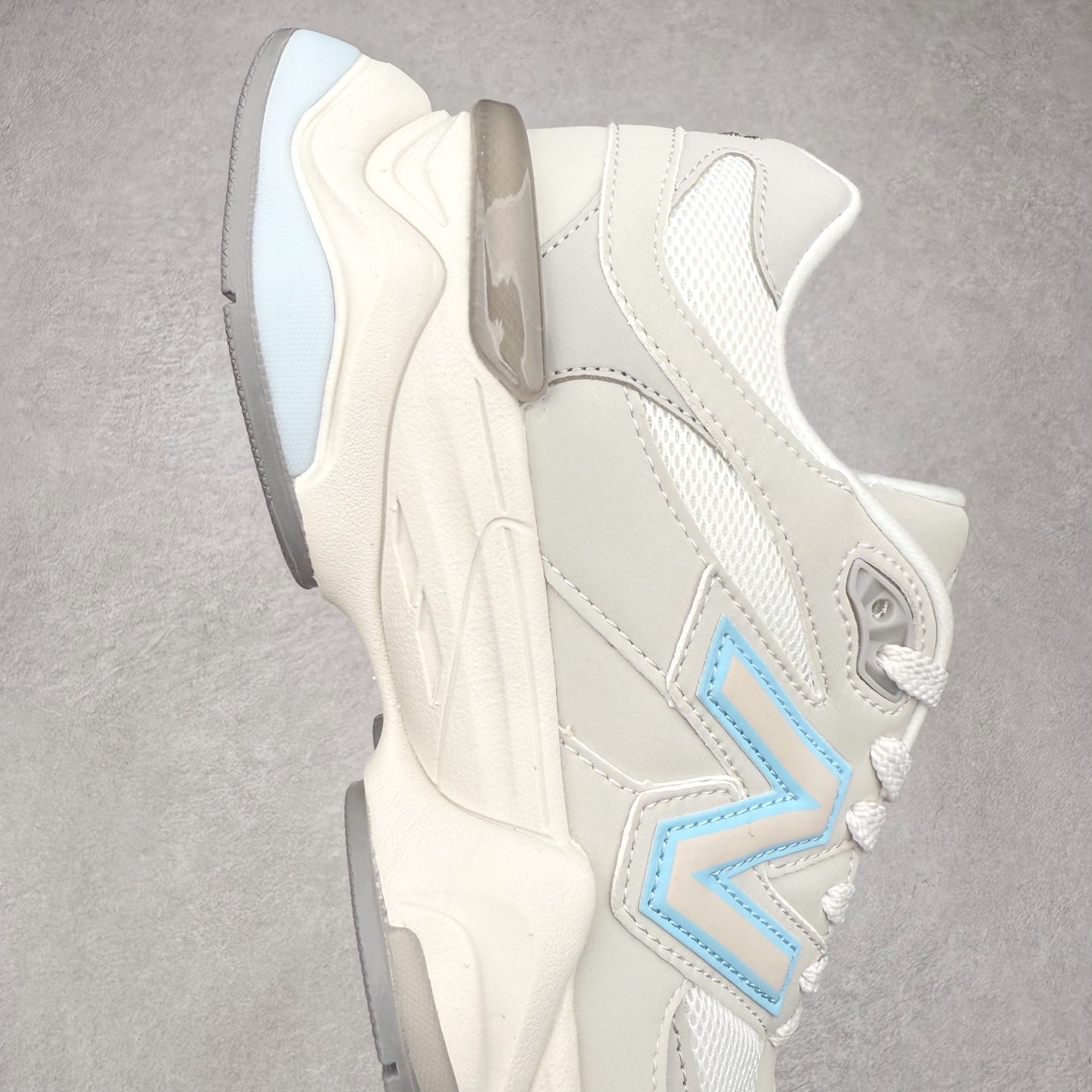 图片[6]-＃TG纯原特价福利 New Balance NB9060系列 新百伦绒面革网布经典百搭防滑耐磨透气低帮生活休闲鞋 全套原楦原纸板原厂数据开发 进口三明治网面 原装进口翻毛皮料正确绒感卡色 正确中底拉帮中底网布细节 原厂标裁 带紫光防伪 定制后跟透明水晶模块 冲裁组合 大底贴合程度胶水上色把控完美 整洁度挑战全网艺术家 多道序QC把关品质完善 匠心打造 耗时两个月开发完成 工艺极其复杂难度可想而知 新开独立私模大底 全网唯一正确六层组合大底 高端零售专供产物 尺码：36 37 37.5 38 38.5 39 40 40.5 41 42 42.5 43 44 45 46.5-选品中心