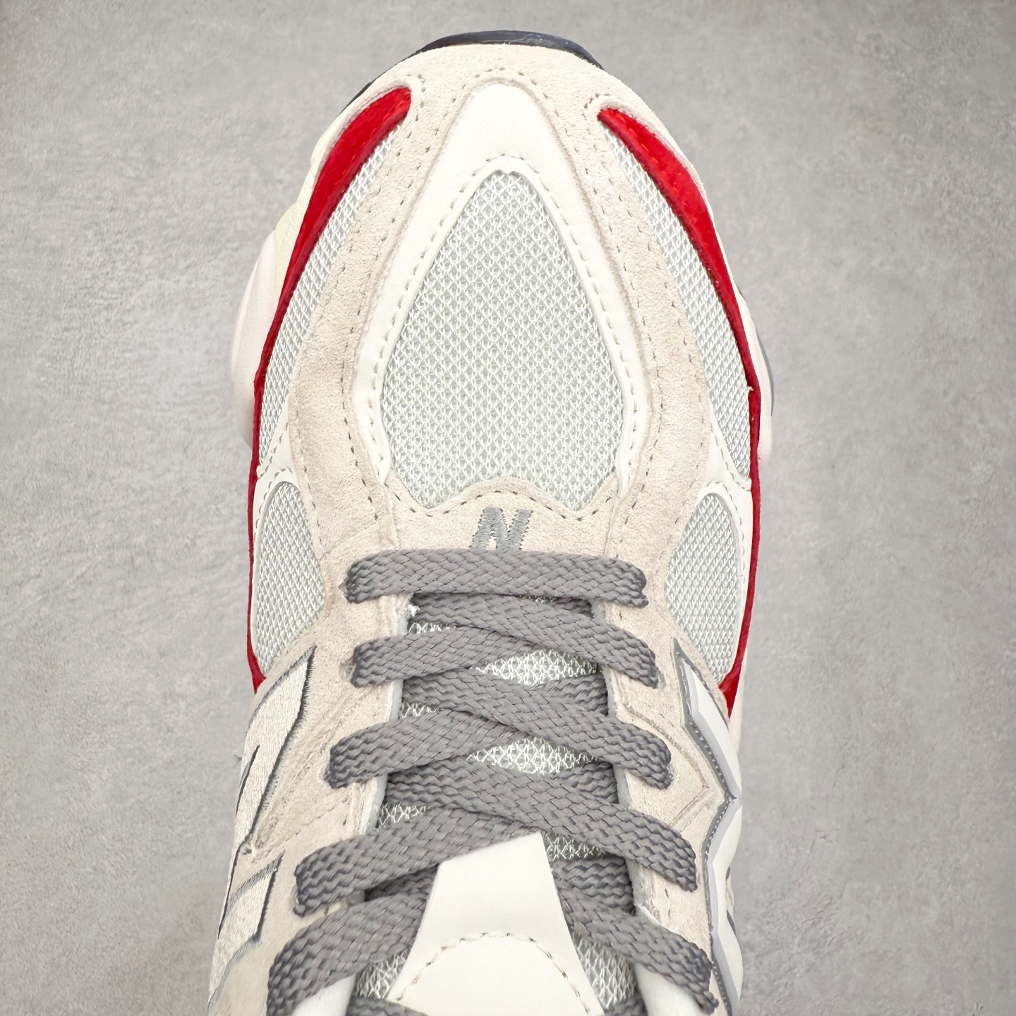 图片[4]-＃TG纯原特价福利 New Balance NB9060系列 新百伦绒面革网布经典百搭防滑耐磨透气低帮生活休闲鞋 全套原楦原纸板原厂数据开发 进口三明治网面 原装进口翻毛皮料正确绒感卡色 正确中底拉帮中底网布细节 原厂标裁 带紫光防伪 定制后跟透明水晶模块 冲裁组合 大底贴合程度胶水上色把控完美 整洁度挑战全网艺术家 多道序QC把关品质完善 匠心打造 耗时两个月开发完成 工艺极其复杂难度可想而知 新开独立私模大底 全网唯一正确六层组合大底 高端零售专供产物 尺码：36 37 37.5 38 38.5 39 40 40.5 41 42 42.5 43 44 45 46.5-选品中心