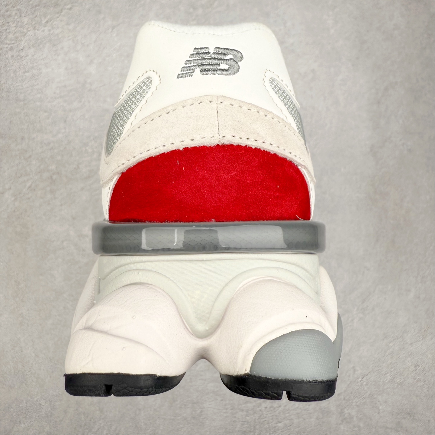 图片[8]-＃TG纯原特价福利 New Balance NB9060系列 新百伦绒面革网布经典百搭防滑耐磨透气低帮生活休闲鞋 全套原楦原纸板原厂数据开发 进口三明治网面 原装进口翻毛皮料正确绒感卡色 正确中底拉帮中底网布细节 原厂标裁 带紫光防伪 定制后跟透明水晶模块 冲裁组合 大底贴合程度胶水上色把控完美 整洁度挑战全网艺术家 多道序QC把关品质完善 匠心打造 耗时两个月开发完成 工艺极其复杂难度可想而知 新开独立私模大底 全网唯一正确六层组合大底 高端零售专供产物 尺码：36 37 37.5 38 38.5 39 40 40.5 41 42 42.5 43 44 45 46.5-选品中心