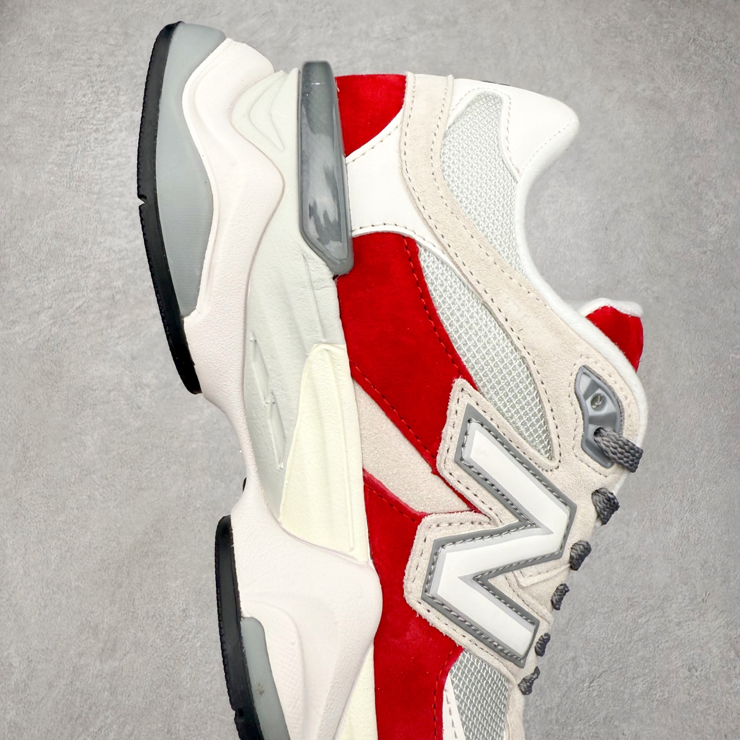 图片[6]-＃TG纯原特价福利 New Balance NB9060系列 新百伦绒面革网布经典百搭防滑耐磨透气低帮生活休闲鞋 全套原楦原纸板原厂数据开发 进口三明治网面 原装进口翻毛皮料正确绒感卡色 正确中底拉帮中底网布细节 原厂标裁 带紫光防伪 定制后跟透明水晶模块 冲裁组合 大底贴合程度胶水上色把控完美 整洁度挑战全网艺术家 多道序QC把关品质完善 匠心打造 耗时两个月开发完成 工艺极其复杂难度可想而知 新开独立私模大底 全网唯一正确六层组合大底 高端零售专供产物 尺码：36 37 37.5 38 38.5 39 40 40.5 41 42 42.5 43 44 45 46.5-选品中心