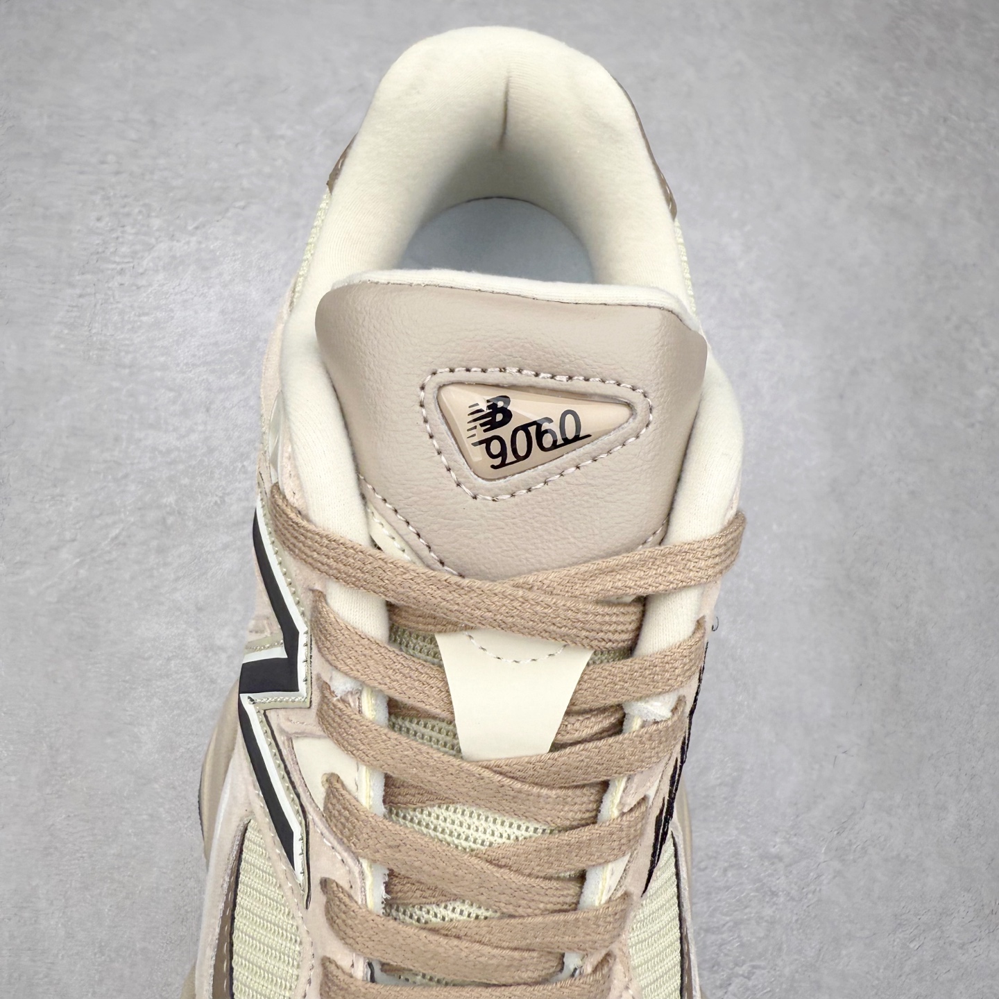 图片[5]-＃TG纯原特价福利 New Balance NB9060系列 新百伦绒面革网布经典百搭防滑耐磨透气低帮生活休闲鞋 全套原楦原纸板原厂数据开发 进口三明治网面 原装进口翻毛皮料正确绒感卡色 正确中底拉帮中底网布细节 原厂标裁 带紫光防伪 定制后跟透明水晶模块 冲裁组合 大底贴合程度胶水上色把控完美 整洁度挑战全网艺术家 多道序QC把关品质完善 匠心打造 耗时两个月开发完成 工艺极其复杂难度可想而知 新开独立私模大底 全网唯一正确六层组合大底 高端零售专供产物 尺码：36 37 37.5 38 38.5 39 40 40.5 41 42 42.5 43 44 45 46.5-选品中心