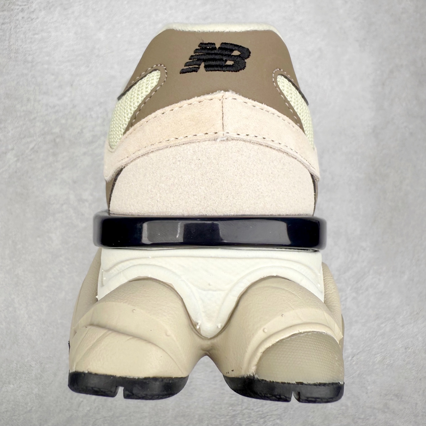 图片[8]-＃TG纯原特价福利 New Balance NB9060系列 新百伦绒面革网布经典百搭防滑耐磨透气低帮生活休闲鞋 全套原楦原纸板原厂数据开发 进口三明治网面 原装进口翻毛皮料正确绒感卡色 正确中底拉帮中底网布细节 原厂标裁 带紫光防伪 定制后跟透明水晶模块 冲裁组合 大底贴合程度胶水上色把控完美 整洁度挑战全网艺术家 多道序QC把关品质完善 匠心打造 耗时两个月开发完成 工艺极其复杂难度可想而知 新开独立私模大底 全网唯一正确六层组合大底 高端零售专供产物 尺码：36 37 37.5 38 38.5 39 40 40.5 41 42 42.5 43 44 45 46.5-选品中心