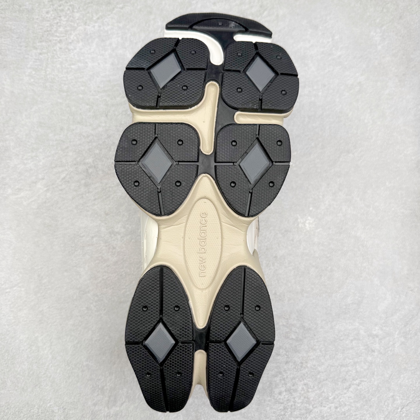 图片[9]-＃TG纯原特价福利 New Balance NB9060系列 新百伦绒面革网布经典百搭防滑耐磨透气低帮生活休闲鞋 全套原楦原纸板原厂数据开发 进口三明治网面 原装进口翻毛皮料正确绒感卡色 正确中底拉帮中底网布细节 原厂标裁 带紫光防伪 定制后跟透明水晶模块 冲裁组合 大底贴合程度胶水上色把控完美 整洁度挑战全网艺术家 多道序QC把关品质完善 匠心打造 耗时两个月开发完成 工艺极其复杂难度可想而知 新开独立私模大底 全网唯一正确六层组合大底 高端零售专供产物 尺码：36 37 37.5 38 38.5 39 40 40.5 41 42 42.5 43 44 45 46.5-选品中心