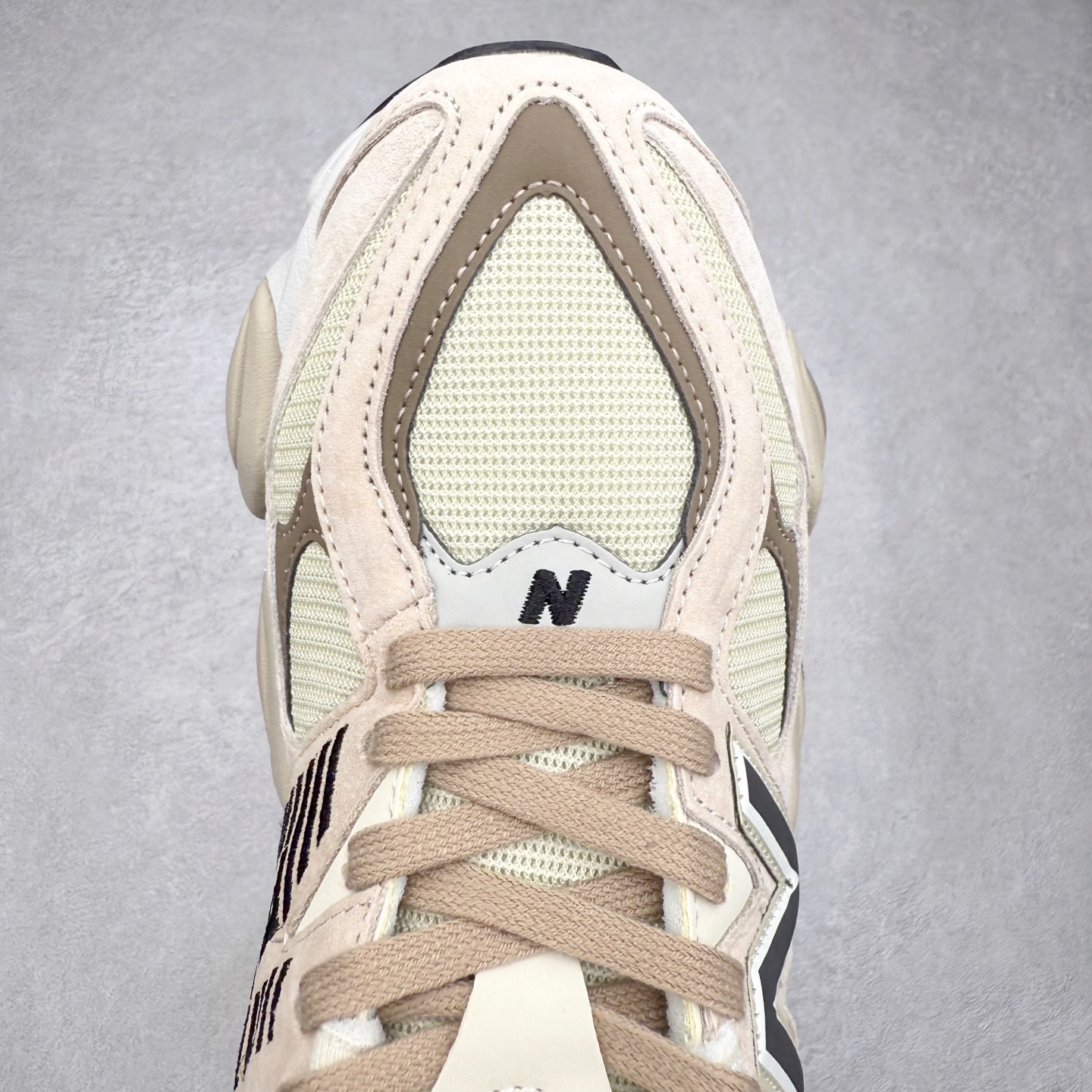 图片[4]-＃TG纯原特价福利 New Balance NB9060系列 新百伦绒面革网布经典百搭防滑耐磨透气低帮生活休闲鞋 全套原楦原纸板原厂数据开发 进口三明治网面 原装进口翻毛皮料正确绒感卡色 正确中底拉帮中底网布细节 原厂标裁 带紫光防伪 定制后跟透明水晶模块 冲裁组合 大底贴合程度胶水上色把控完美 整洁度挑战全网艺术家 多道序QC把关品质完善 匠心打造 耗时两个月开发完成 工艺极其复杂难度可想而知 新开独立私模大底 全网唯一正确六层组合大底 高端零售专供产物 尺码：36 37 37.5 38 38.5 39 40 40.5 41 42 42.5 43 44 45 46.5-选品中心