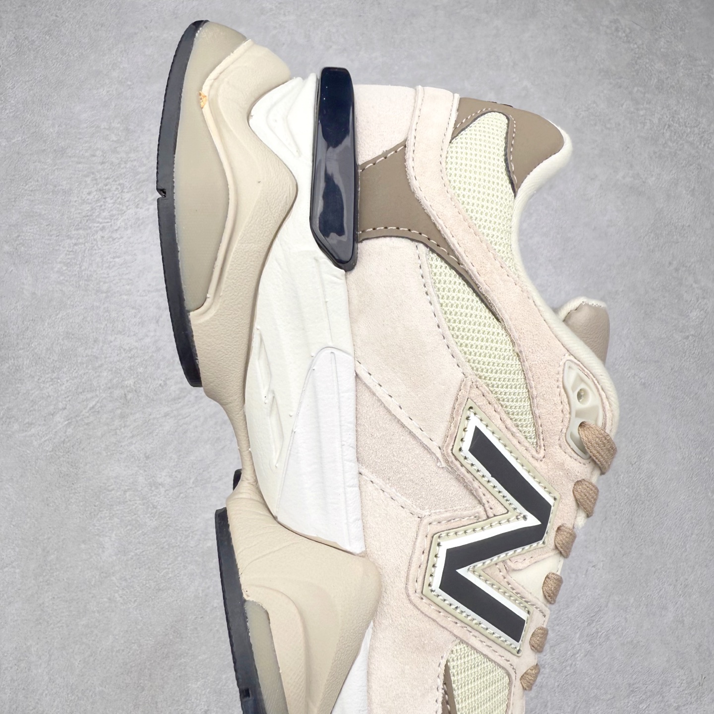 图片[6]-＃TG纯原特价福利 New Balance NB9060系列 新百伦绒面革网布经典百搭防滑耐磨透气低帮生活休闲鞋 全套原楦原纸板原厂数据开发 进口三明治网面 原装进口翻毛皮料正确绒感卡色 正确中底拉帮中底网布细节 原厂标裁 带紫光防伪 定制后跟透明水晶模块 冲裁组合 大底贴合程度胶水上色把控完美 整洁度挑战全网艺术家 多道序QC把关品质完善 匠心打造 耗时两个月开发完成 工艺极其复杂难度可想而知 新开独立私模大底 全网唯一正确六层组合大底 高端零售专供产物 尺码：36 37 37.5 38 38.5 39 40 40.5 41 42 42.5 43 44 45 46.5-选品中心