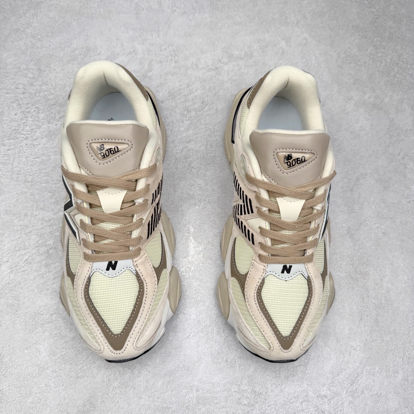 图片[2]-＃TG纯原特价福利 New Balance NB9060系列 新百伦绒面革网布经典百搭防滑耐磨透气低帮生活休闲鞋 全套原楦原纸板原厂数据开发 进口三明治网面 原装进口翻毛皮料正确绒感卡色 正确中底拉帮中底网布细节 原厂标裁 带紫光防伪 定制后跟透明水晶模块 冲裁组合 大底贴合程度胶水上色把控完美 整洁度挑战全网艺术家 多道序QC把关品质完善 匠心打造 耗时两个月开发完成 工艺极其复杂难度可想而知 新开独立私模大底 全网唯一正确六层组合大底 高端零售专供产物 尺码：36 37 37.5 38 38.5 39 40 40.5 41 42 42.5 43 44 45 46.5-选品中心