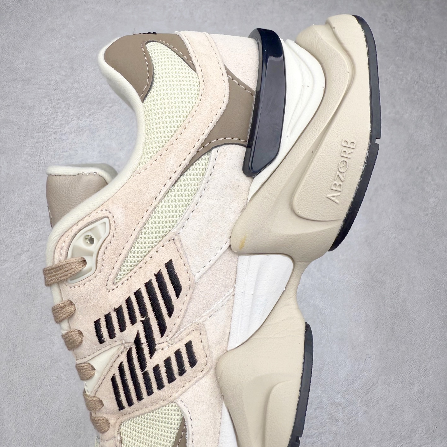 图片[7]-＃TG纯原特价福利 New Balance NB9060系列 新百伦绒面革网布经典百搭防滑耐磨透气低帮生活休闲鞋 全套原楦原纸板原厂数据开发 进口三明治网面 原装进口翻毛皮料正确绒感卡色 正确中底拉帮中底网布细节 原厂标裁 带紫光防伪 定制后跟透明水晶模块 冲裁组合 大底贴合程度胶水上色把控完美 整洁度挑战全网艺术家 多道序QC把关品质完善 匠心打造 耗时两个月开发完成 工艺极其复杂难度可想而知 新开独立私模大底 全网唯一正确六层组合大底 高端零售专供产物 尺码：36 37 37.5 38 38.5 39 40 40.5 41 42 42.5 43 44 45 46.5-选品中心