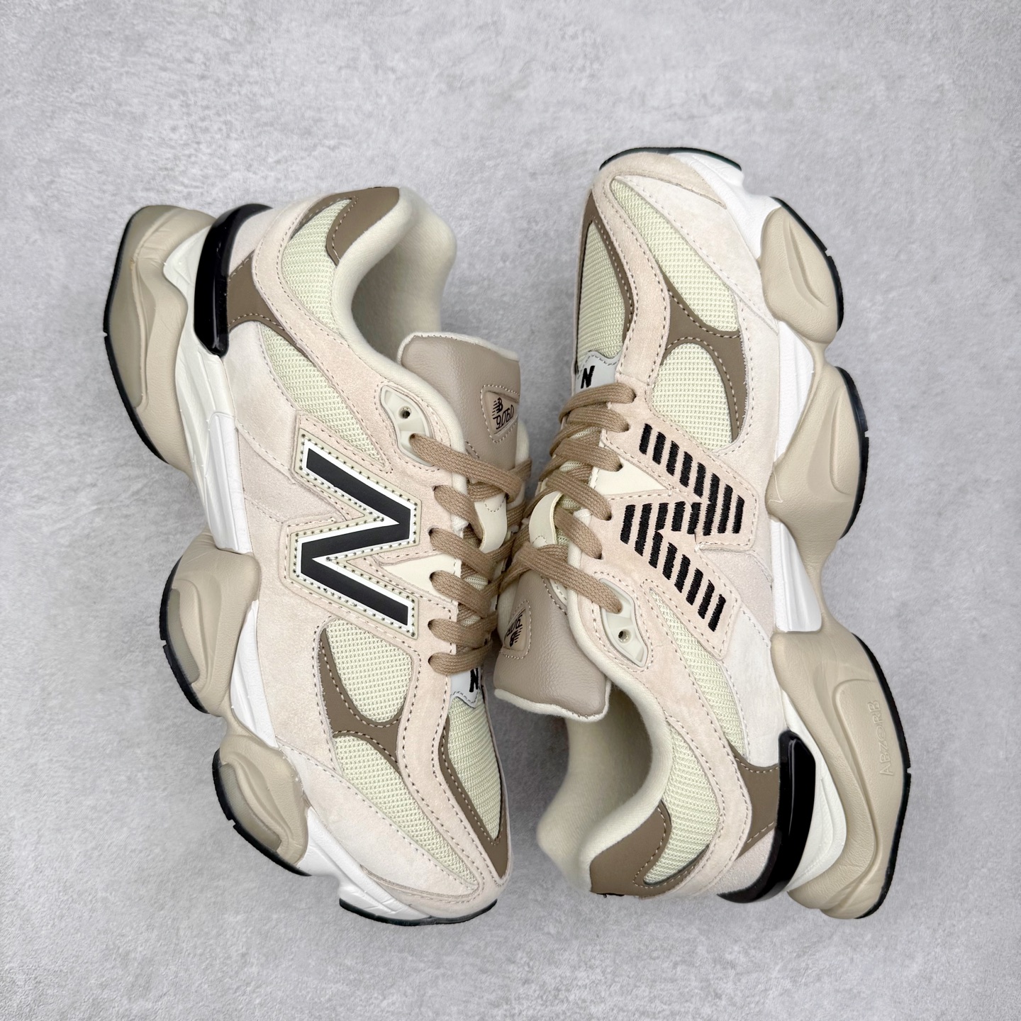 图片[3]-＃TG纯原特价福利 New Balance NB9060系列 新百伦绒面革网布经典百搭防滑耐磨透气低帮生活休闲鞋 全套原楦原纸板原厂数据开发 进口三明治网面 原装进口翻毛皮料正确绒感卡色 正确中底拉帮中底网布细节 原厂标裁 带紫光防伪 定制后跟透明水晶模块 冲裁组合 大底贴合程度胶水上色把控完美 整洁度挑战全网艺术家 多道序QC把关品质完善 匠心打造 耗时两个月开发完成 工艺极其复杂难度可想而知 新开独立私模大底 全网唯一正确六层组合大底 高端零售专供产物 尺码：36 37 37.5 38 38.5 39 40 40.5 41 42 42.5 43 44 45 46.5-选品中心