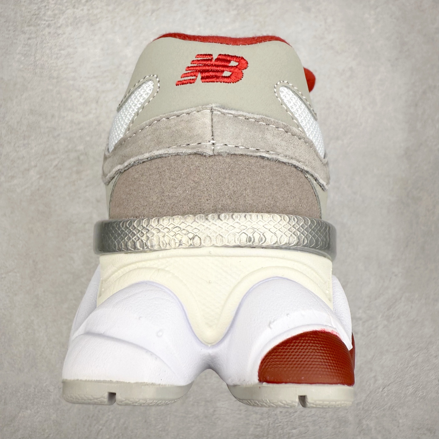 图片[8]-＃TG纯原特价福利 New Balance NB9060系列 新百伦绒面革网布经典百搭防滑耐磨透气低帮生活休闲鞋 全套原楦原纸板原厂数据开发 进口三明治网面 原装进口翻毛皮料正确绒感卡色 正确中底拉帮中底网布细节 原厂标裁 带紫光防伪 定制后跟透明水晶模块 冲裁组合 大底贴合程度胶水上色把控完美 整洁度挑战全网艺术家 多道序QC把关品质完善 匠心打造 耗时两个月开发完成 工艺极其复杂难度可想而知 新开独立私模大底 全网唯一正确六层组合大底 高端零售专供产物 尺码：36 37 37.5 38 38.5 39 40 40.5 41 42 42.5 43 44 45 46.5-选品中心