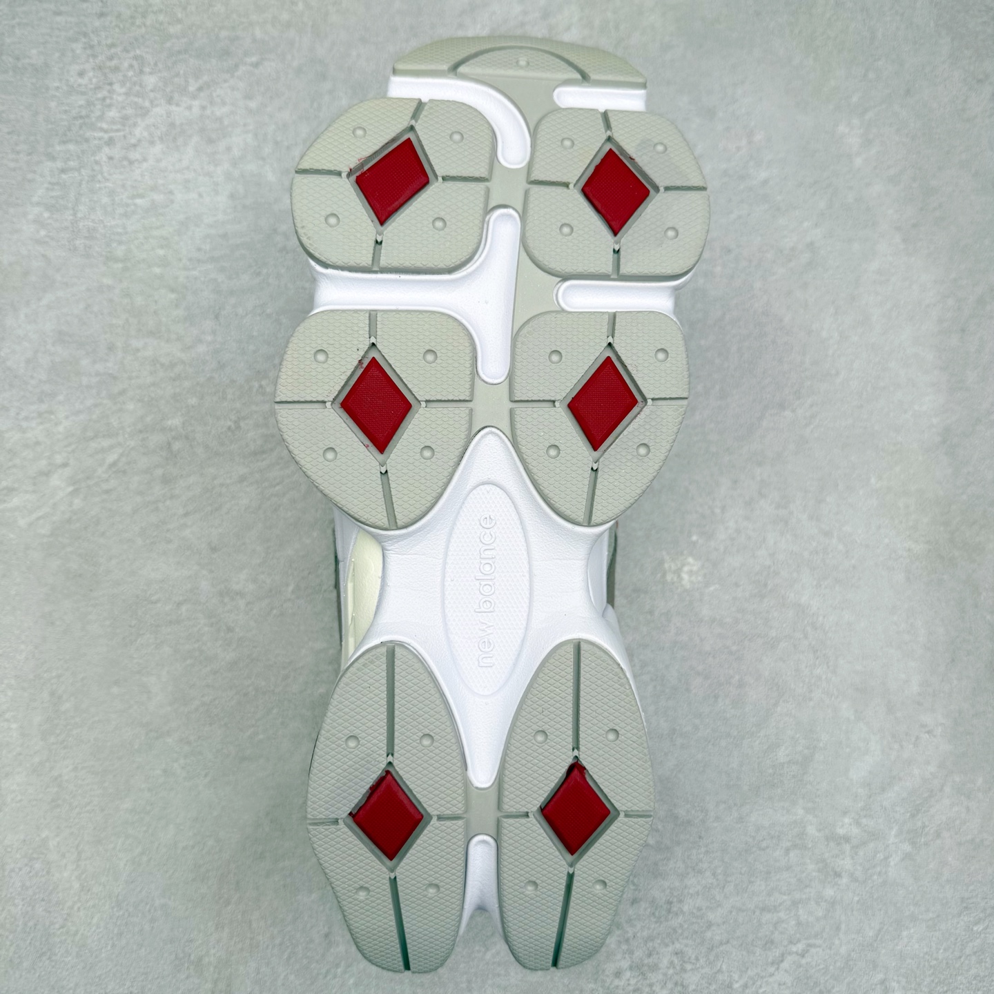 图片[9]-＃TG纯原特价福利 New Balance NB9060系列 新百伦绒面革网布经典百搭防滑耐磨透气低帮生活休闲鞋 全套原楦原纸板原厂数据开发 进口三明治网面 原装进口翻毛皮料正确绒感卡色 正确中底拉帮中底网布细节 原厂标裁 带紫光防伪 定制后跟透明水晶模块 冲裁组合 大底贴合程度胶水上色把控完美 整洁度挑战全网艺术家 多道序QC把关品质完善 匠心打造 耗时两个月开发完成 工艺极其复杂难度可想而知 新开独立私模大底 全网唯一正确六层组合大底 高端零售专供产物 尺码：36 37 37.5 38 38.5 39 40 40.5 41 42 42.5 43 44 45 46.5-选品中心