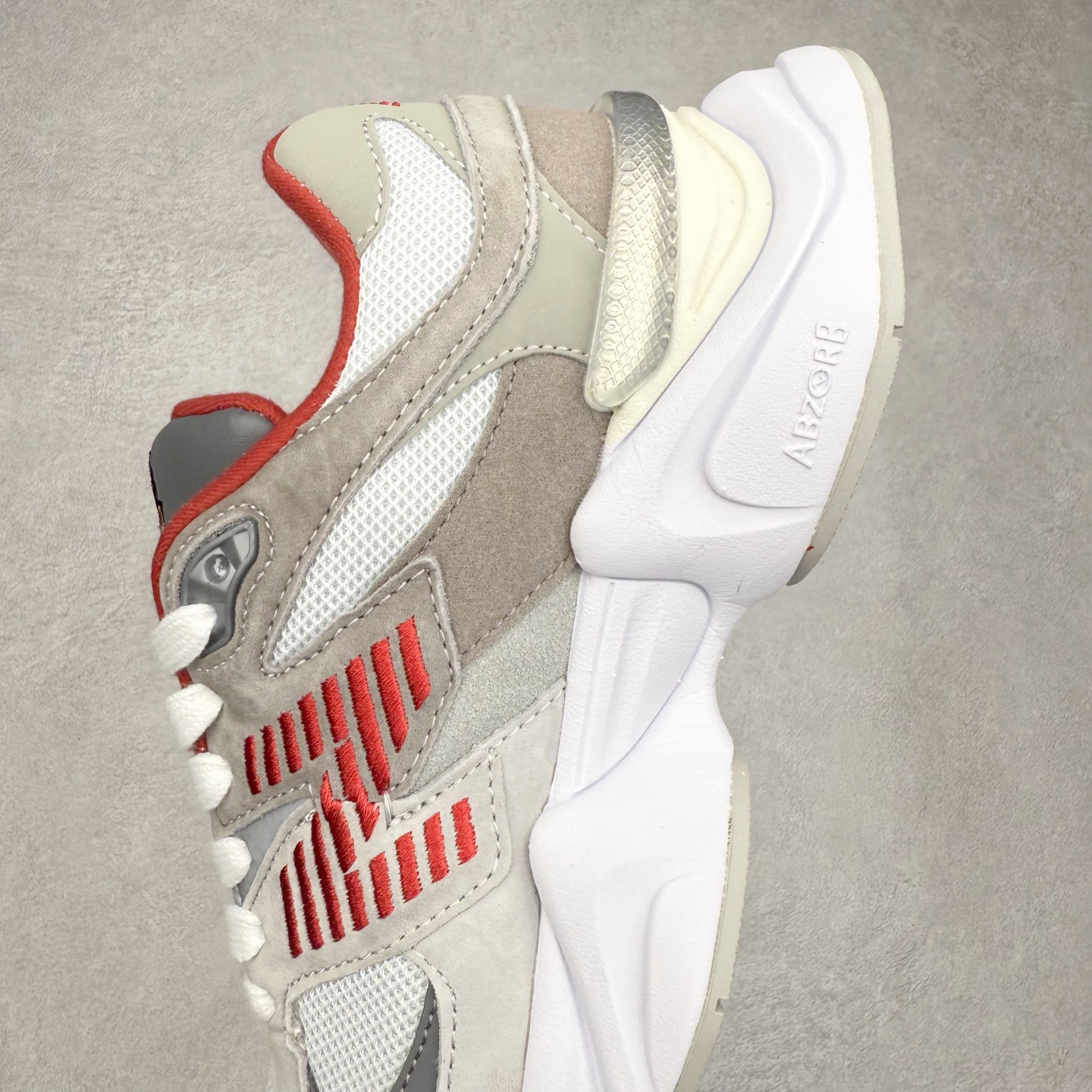 图片[7]-＃TG纯原特价福利 New Balance NB9060系列 新百伦绒面革网布经典百搭防滑耐磨透气低帮生活休闲鞋 全套原楦原纸板原厂数据开发 进口三明治网面 原装进口翻毛皮料正确绒感卡色 正确中底拉帮中底网布细节 原厂标裁 带紫光防伪 定制后跟透明水晶模块 冲裁组合 大底贴合程度胶水上色把控完美 整洁度挑战全网艺术家 多道序QC把关品质完善 匠心打造 耗时两个月开发完成 工艺极其复杂难度可想而知 新开独立私模大底 全网唯一正确六层组合大底 高端零售专供产物 尺码：36 37 37.5 38 38.5 39 40 40.5 41 42 42.5 43 44 45 46.5-选品中心