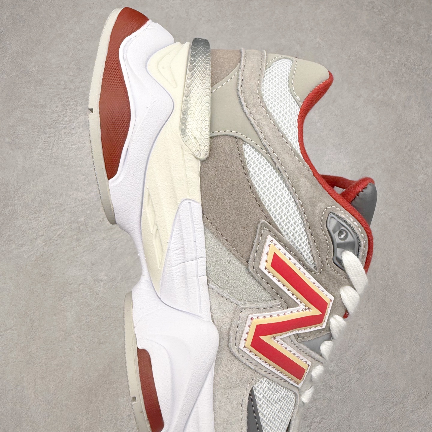 图片[6]-＃TG纯原特价福利 New Balance NB9060系列 新百伦绒面革网布经典百搭防滑耐磨透气低帮生活休闲鞋 全套原楦原纸板原厂数据开发 进口三明治网面 原装进口翻毛皮料正确绒感卡色 正确中底拉帮中底网布细节 原厂标裁 带紫光防伪 定制后跟透明水晶模块 冲裁组合 大底贴合程度胶水上色把控完美 整洁度挑战全网艺术家 多道序QC把关品质完善 匠心打造 耗时两个月开发完成 工艺极其复杂难度可想而知 新开独立私模大底 全网唯一正确六层组合大底 高端零售专供产物 尺码：36 37 37.5 38 38.5 39 40 40.5 41 42 42.5 43 44 45 46.5-选品中心