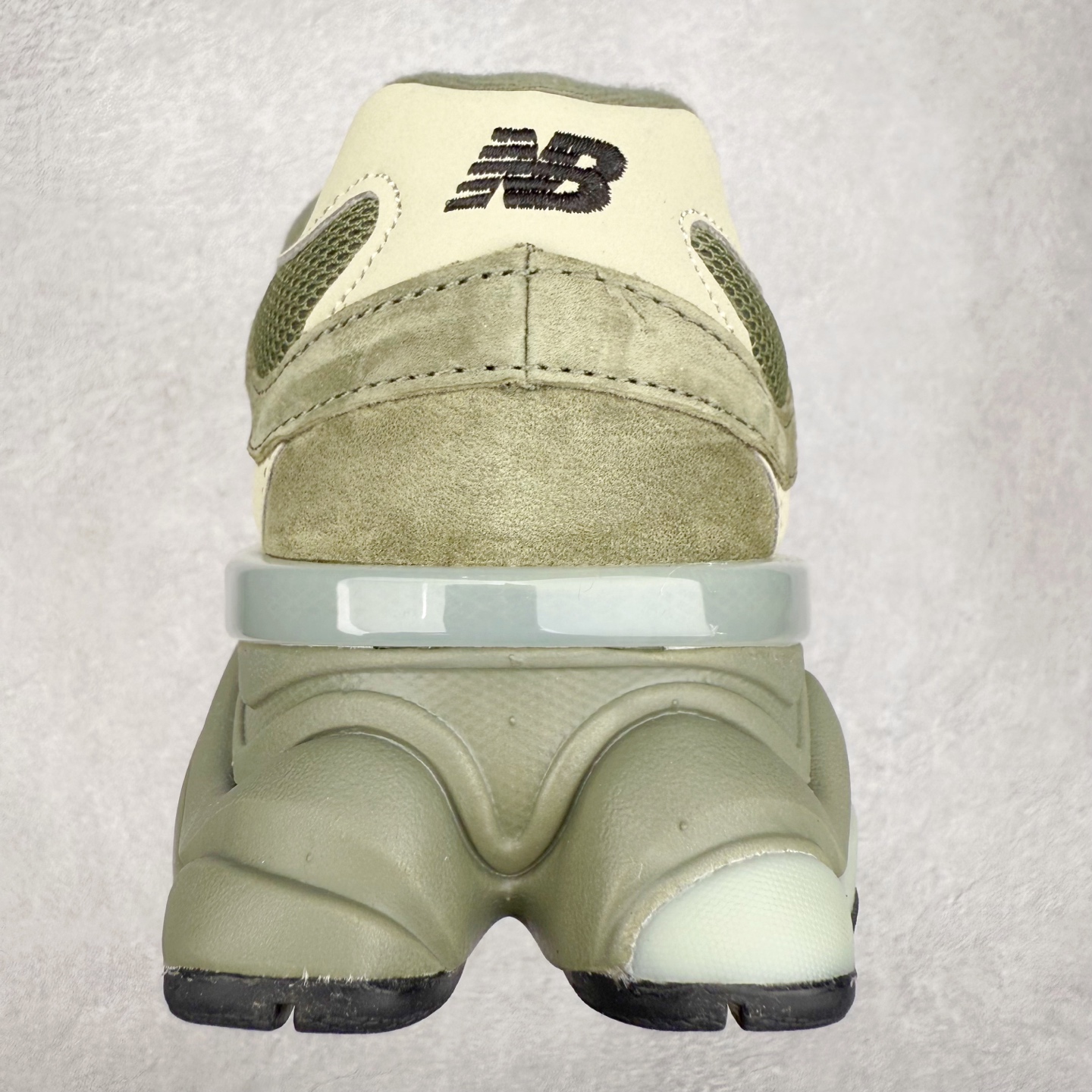 图片[8]-＃TG纯原特价福利 New Balance NB9060系列 新百伦绒面革网布经典百搭防滑耐磨透气低帮生活休闲鞋 全套原楦原纸板原厂数据开发 进口三明治网面 原装进口翻毛皮料正确绒感卡色 正确中底拉帮中底网布细节 原厂标裁 带紫光防伪 定制后跟透明水晶模块 冲裁组合 大底贴合程度胶水上色把控完美 整洁度挑战全网艺术家 多道序QC把关品质完善 匠心打造 耗时两个月开发完成 工艺极其复杂难度可想而知 新开独立私模大底 全网唯一正确六层组合大底 高端零售专供产物 尺码：36 37 37.5 38 38.5 39 40 40.5 41 42 42.5 43 44 45 46.5-选品中心