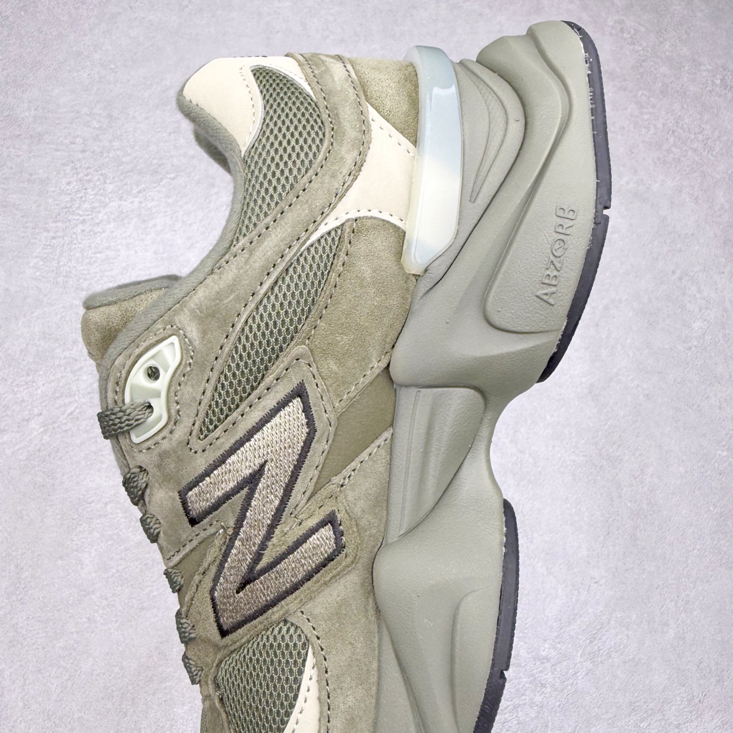 图片[7]-＃TG纯原特价福利 New Balance NB9060系列 新百伦绒面革网布经典百搭防滑耐磨透气低帮生活休闲鞋 全套原楦原纸板原厂数据开发 进口三明治网面 原装进口翻毛皮料正确绒感卡色 正确中底拉帮中底网布细节 原厂标裁 带紫光防伪 定制后跟透明水晶模块 冲裁组合 大底贴合程度胶水上色把控完美 整洁度挑战全网艺术家 多道序QC把关品质完善 匠心打造 耗时两个月开发完成 工艺极其复杂难度可想而知 新开独立私模大底 全网唯一正确六层组合大底 高端零售专供产物 尺码：36 37 37.5 38 38.5 39 40 40.5 41 42 42.5 43 44 45 46.5-选品中心