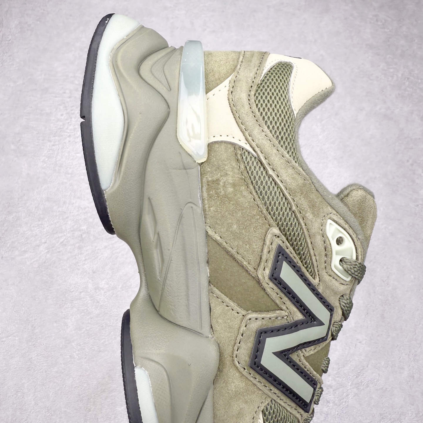 图片[6]-＃TG纯原特价福利 New Balance NB9060系列 新百伦绒面革网布经典百搭防滑耐磨透气低帮生活休闲鞋 全套原楦原纸板原厂数据开发 进口三明治网面 原装进口翻毛皮料正确绒感卡色 正确中底拉帮中底网布细节 原厂标裁 带紫光防伪 定制后跟透明水晶模块 冲裁组合 大底贴合程度胶水上色把控完美 整洁度挑战全网艺术家 多道序QC把关品质完善 匠心打造 耗时两个月开发完成 工艺极其复杂难度可想而知 新开独立私模大底 全网唯一正确六层组合大底 高端零售专供产物 尺码：36 37 37.5 38 38.5 39 40 40.5 41 42 42.5 43 44 45 46.5-选品中心