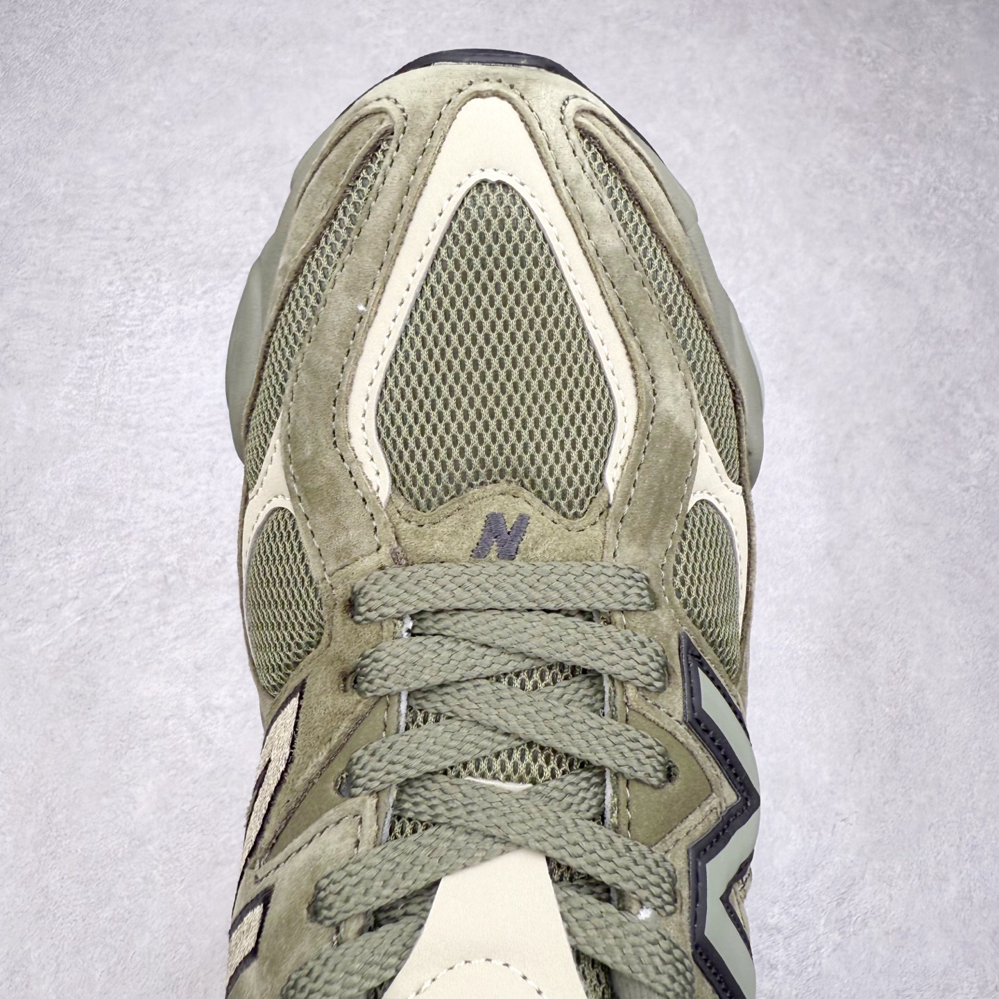 图片[4]-＃TG纯原特价福利 New Balance NB9060系列 新百伦绒面革网布经典百搭防滑耐磨透气低帮生活休闲鞋 全套原楦原纸板原厂数据开发 进口三明治网面 原装进口翻毛皮料正确绒感卡色 正确中底拉帮中底网布细节 原厂标裁 带紫光防伪 定制后跟透明水晶模块 冲裁组合 大底贴合程度胶水上色把控完美 整洁度挑战全网艺术家 多道序QC把关品质完善 匠心打造 耗时两个月开发完成 工艺极其复杂难度可想而知 新开独立私模大底 全网唯一正确六层组合大底 高端零售专供产物 尺码：36 37 37.5 38 38.5 39 40 40.5 41 42 42.5 43 44 45 46.5-选品中心