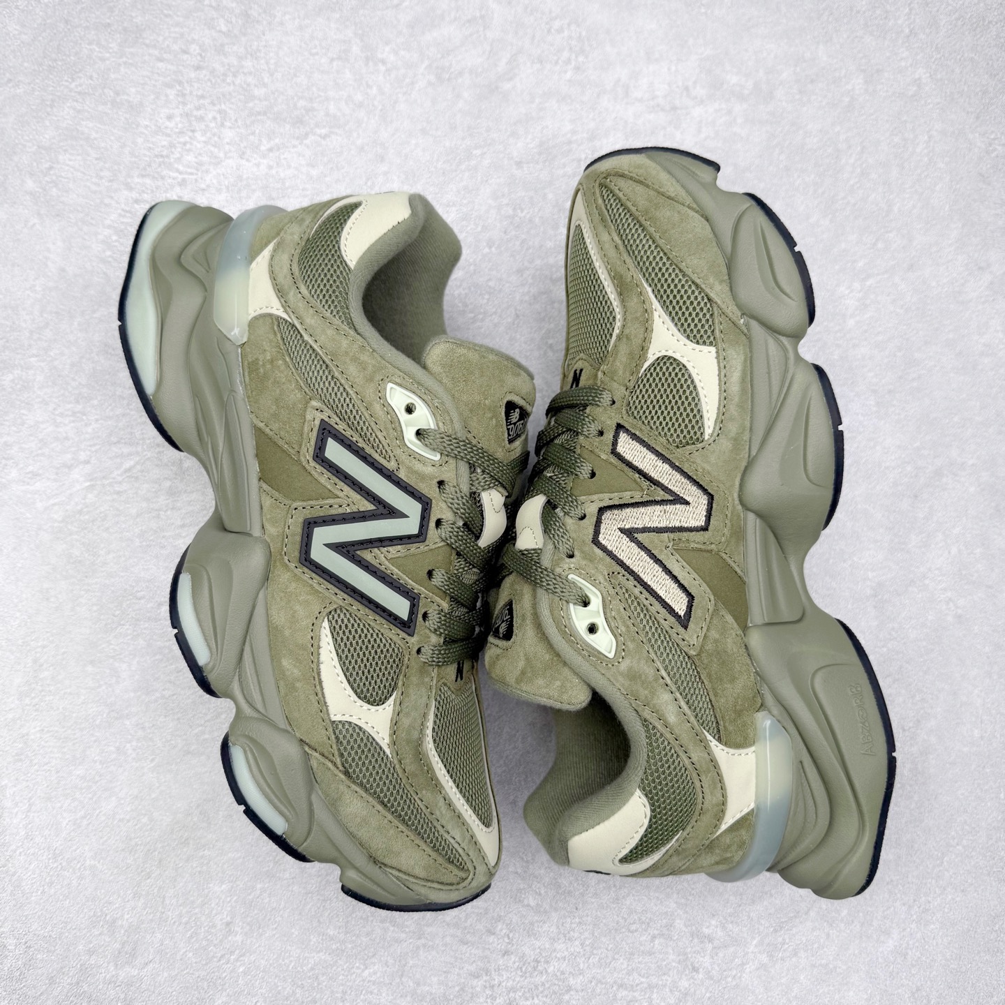 图片[3]-＃TG纯原特价福利 New Balance NB9060系列 新百伦绒面革网布经典百搭防滑耐磨透气低帮生活休闲鞋 全套原楦原纸板原厂数据开发 进口三明治网面 原装进口翻毛皮料正确绒感卡色 正确中底拉帮中底网布细节 原厂标裁 带紫光防伪 定制后跟透明水晶模块 冲裁组合 大底贴合程度胶水上色把控完美 整洁度挑战全网艺术家 多道序QC把关品质完善 匠心打造 耗时两个月开发完成 工艺极其复杂难度可想而知 新开独立私模大底 全网唯一正确六层组合大底 高端零售专供产物 尺码：36 37 37.5 38 38.5 39 40 40.5 41 42 42.5 43 44 45 46.5-选品中心