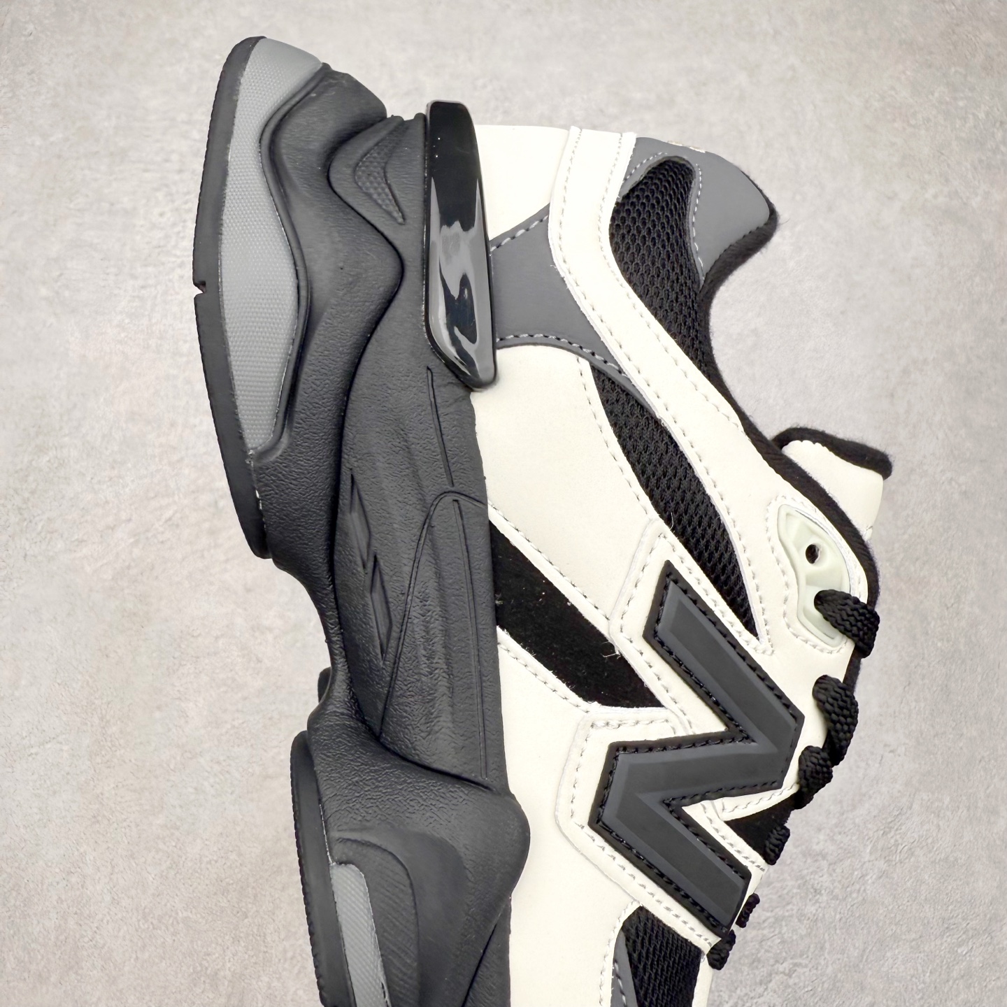 图片[6]-＃TG纯原特价福利 New Balance NB9060系列 新百伦绒面革网布经典百搭防滑耐磨透气低帮生活休闲鞋 全套原楦原纸板原厂数据开发 进口三明治网面 原装进口翻毛皮料正确绒感卡色 正确中底拉帮中底网布细节 原厂标裁 带紫光防伪 定制后跟透明水晶模块 冲裁组合 大底贴合程度胶水上色把控完美 整洁度挑战全网艺术家 多道序QC把关品质完善 匠心打造 耗时两个月开发完成 工艺极其复杂难度可想而知 新开独立私模大底 全网唯一正确六层组合大底 高端零售专供产物 尺码：36 37 37.5 38 38.5 39 40 40.5 41 42 42.5 43 44 45 46.5-选品中心