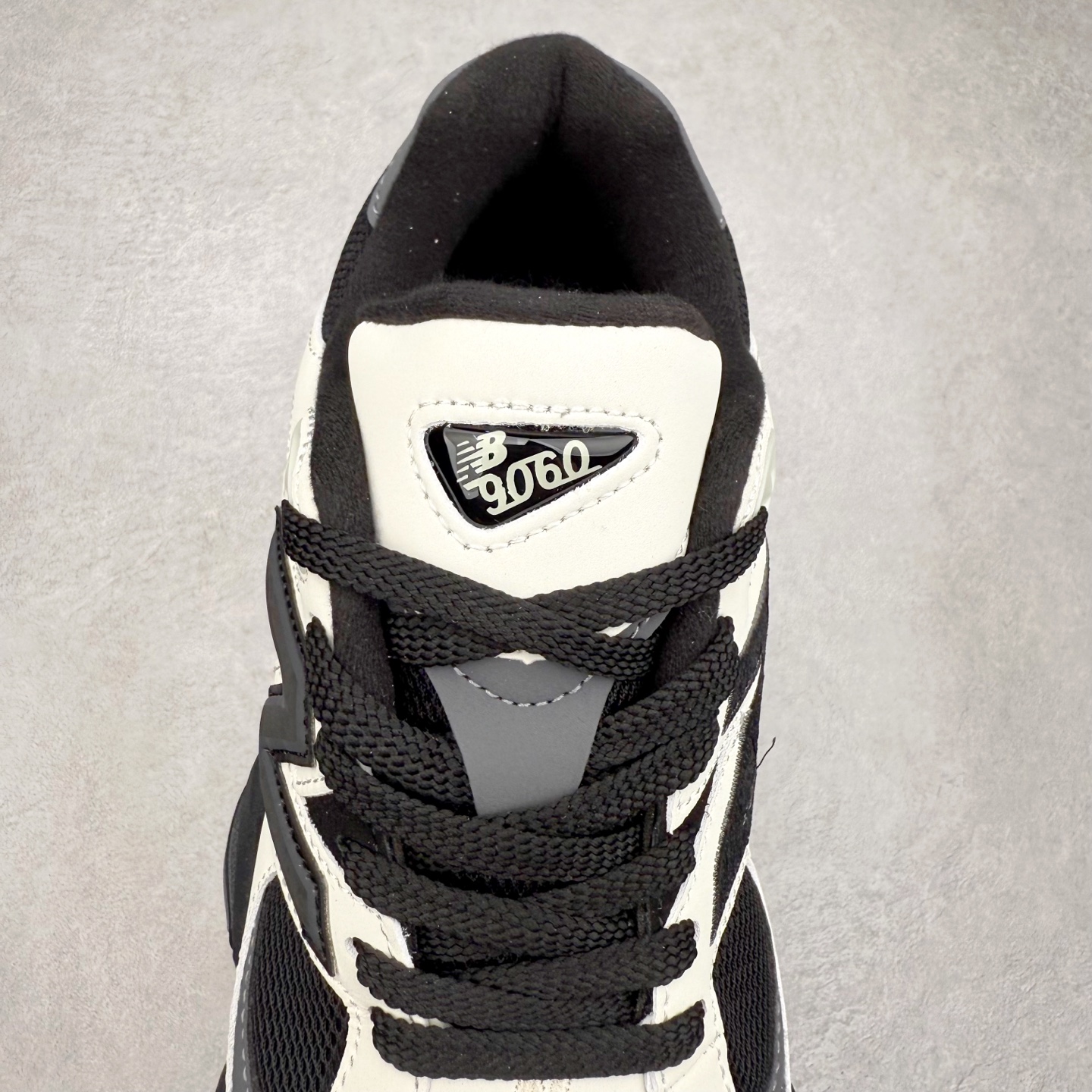 图片[5]-＃TG纯原特价福利 New Balance NB9060系列 新百伦绒面革网布经典百搭防滑耐磨透气低帮生活休闲鞋 全套原楦原纸板原厂数据开发 进口三明治网面 原装进口翻毛皮料正确绒感卡色 正确中底拉帮中底网布细节 原厂标裁 带紫光防伪 定制后跟透明水晶模块 冲裁组合 大底贴合程度胶水上色把控完美 整洁度挑战全网艺术家 多道序QC把关品质完善 匠心打造 耗时两个月开发完成 工艺极其复杂难度可想而知 新开独立私模大底 全网唯一正确六层组合大底 高端零售专供产物 尺码：36 37 37.5 38 38.5 39 40 40.5 41 42 42.5 43 44 45 46.5-选品中心