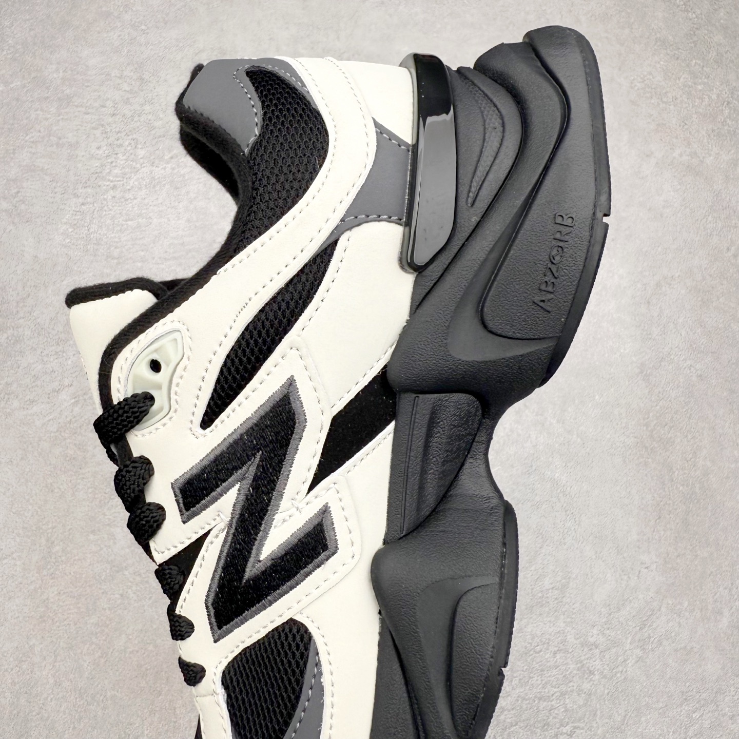 图片[7]-＃TG纯原特价福利 New Balance NB9060系列 新百伦绒面革网布经典百搭防滑耐磨透气低帮生活休闲鞋 全套原楦原纸板原厂数据开发 进口三明治网面 原装进口翻毛皮料正确绒感卡色 正确中底拉帮中底网布细节 原厂标裁 带紫光防伪 定制后跟透明水晶模块 冲裁组合 大底贴合程度胶水上色把控完美 整洁度挑战全网艺术家 多道序QC把关品质完善 匠心打造 耗时两个月开发完成 工艺极其复杂难度可想而知 新开独立私模大底 全网唯一正确六层组合大底 高端零售专供产物 尺码：36 37 37.5 38 38.5 39 40 40.5 41 42 42.5 43 44 45 46.5-选品中心