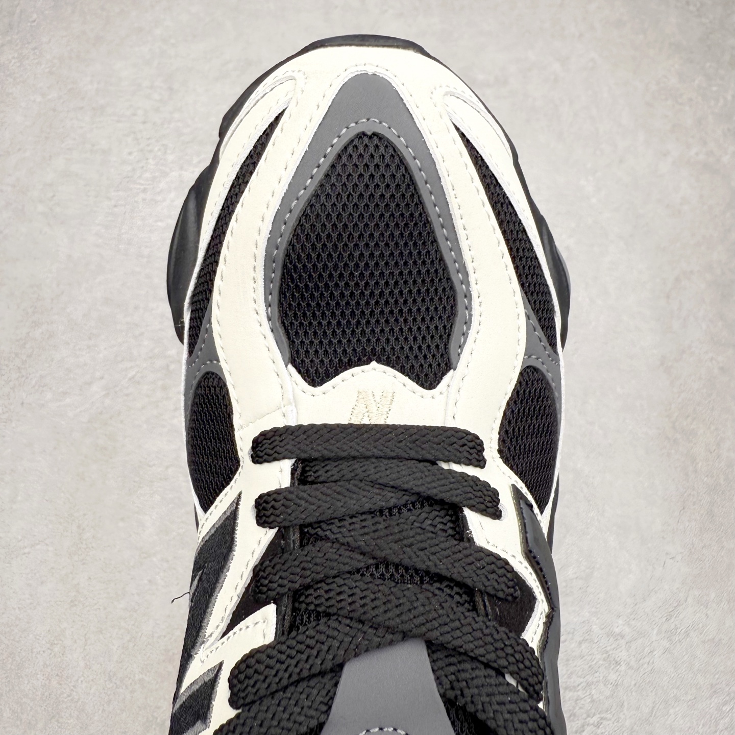 图片[4]-＃TG纯原特价福利 New Balance NB9060系列 新百伦绒面革网布经典百搭防滑耐磨透气低帮生活休闲鞋 全套原楦原纸板原厂数据开发 进口三明治网面 原装进口翻毛皮料正确绒感卡色 正确中底拉帮中底网布细节 原厂标裁 带紫光防伪 定制后跟透明水晶模块 冲裁组合 大底贴合程度胶水上色把控完美 整洁度挑战全网艺术家 多道序QC把关品质完善 匠心打造 耗时两个月开发完成 工艺极其复杂难度可想而知 新开独立私模大底 全网唯一正确六层组合大底 高端零售专供产物 尺码：36 37 37.5 38 38.5 39 40 40.5 41 42 42.5 43 44 45 46.5-选品中心