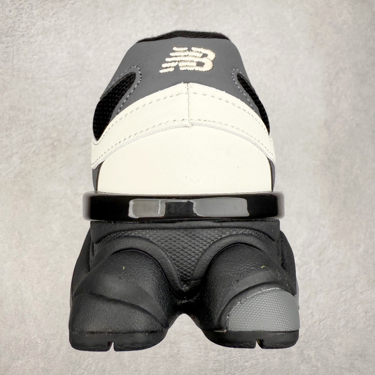 图片[8]-＃TG纯原特价福利 New Balance NB9060系列 新百伦绒面革网布经典百搭防滑耐磨透气低帮生活休闲鞋 全套原楦原纸板原厂数据开发 进口三明治网面 原装进口翻毛皮料正确绒感卡色 正确中底拉帮中底网布细节 原厂标裁 带紫光防伪 定制后跟透明水晶模块 冲裁组合 大底贴合程度胶水上色把控完美 整洁度挑战全网艺术家 多道序QC把关品质完善 匠心打造 耗时两个月开发完成 工艺极其复杂难度可想而知 新开独立私模大底 全网唯一正确六层组合大底 高端零售专供产物 尺码：36 37 37.5 38 38.5 39 40 40.5 41 42 42.5 43 44 45 46.5-选品中心